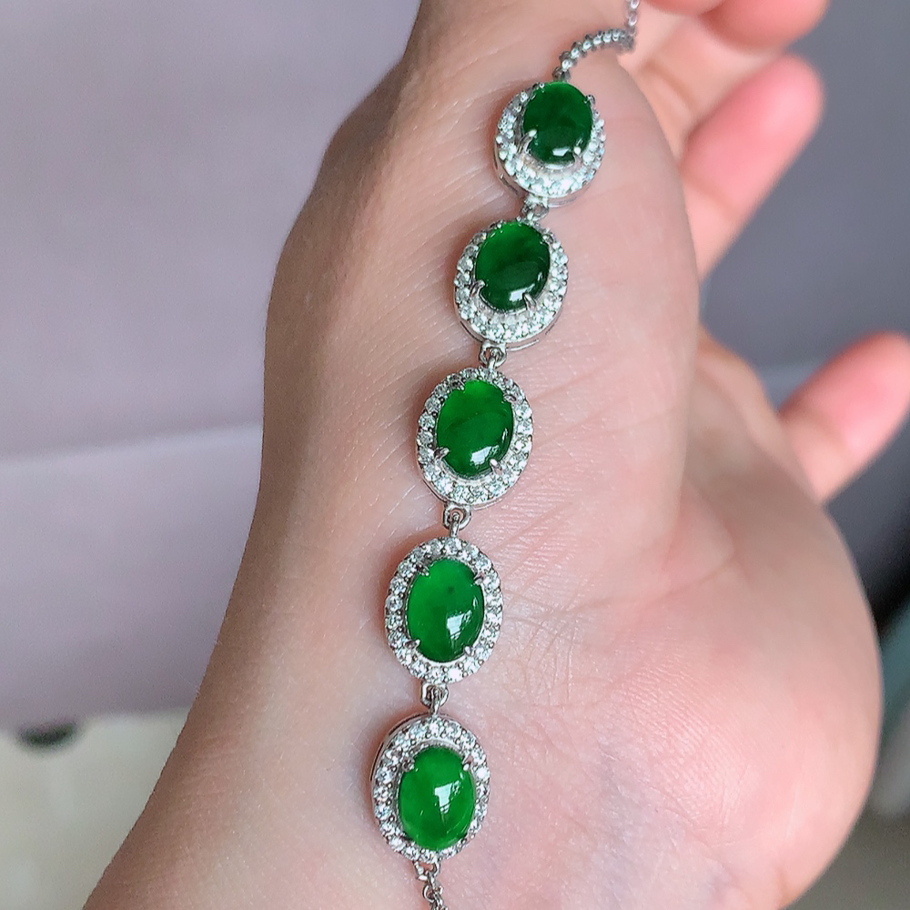 冰润翡翠蛋面手链，水水润润，珠圆玉润，颜色鲜艳，妙明清净，清秀高雅，佩戴效果优雅迷人！性价比超值 W