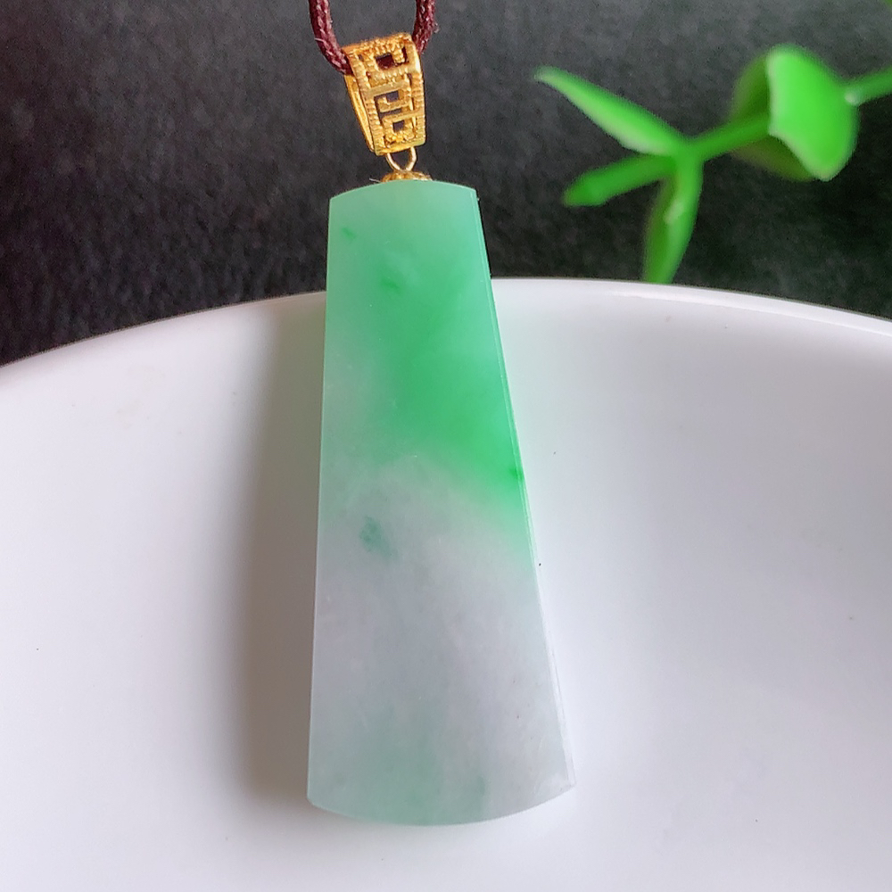 冰润飘绿无事牌翡翠吊坠，平平安安，万事如意，沁人心脾，清秀高雅，18k金镶嵌   W42.11  尺寸：29.6-12.3-3.8mm