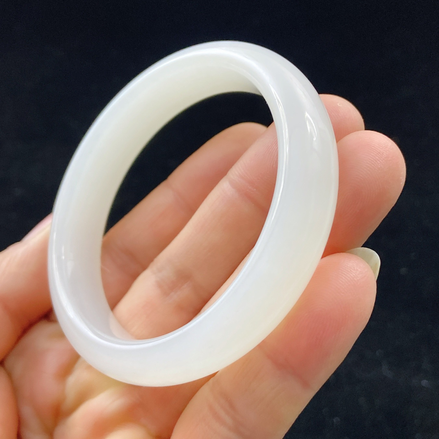 羊60羊脂白玉手镯和田玉山料手镯60圈口宽12.5厚9无裂无杂特细腻 高脂粉，高品质，萦绕腕间时，古韵不失时尚，素雅不失品味，细腻光滑的触感，使人沉醉，气质高雅 魅力动人