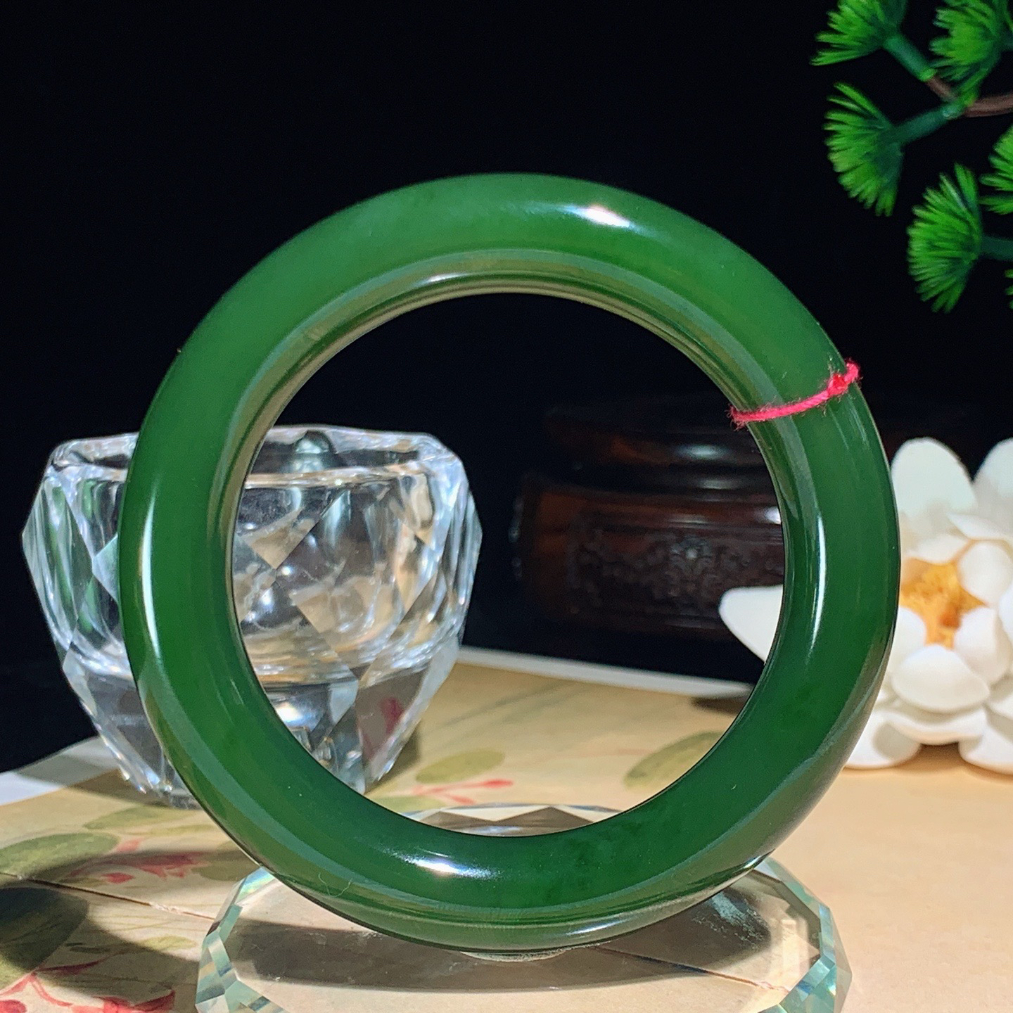 55圈口和田玉阳绿俄罗斯碧玉手镯 55圈口条宽12厚11重69.7克。玉质细腻油润。手推出油。佩戴高