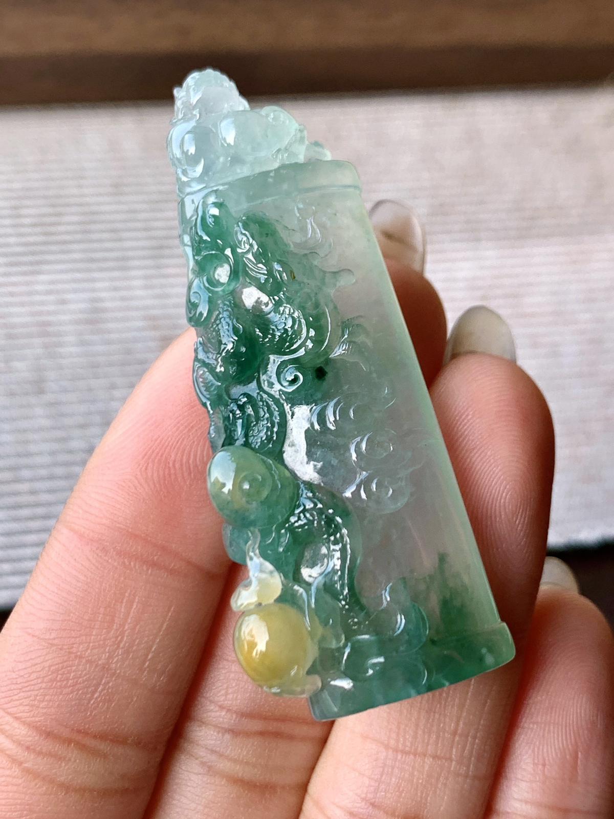 【裸石】️高冰 飘黄翡龙柱飘花生肖龙龙柱貔貅印章
【说明】缅料  性价比高  
【尺寸】55-22-10



· 翠柱藏龙气，襟怀纳百川
· 冰飘黄翡之玉材，融龙柱、貔貅、印章三大吉祥元素于一体，以玉雕工艺雕琢出龙纹蜿蜒、貔貅灵动的造型。将东方传统的瑞兽文化与玉石的自然灵韵结合，打造出兼具观赏、收藏与实用价值的玉雕作品，让瑞气与翠韵共藏于一方玉柱。

· 摆于书房案头，与笔墨纸砚相伴，恰是“瑞印凝翠色，龙貅护文房”，为书斋添一抹雅致的玉韵与祥瑞。