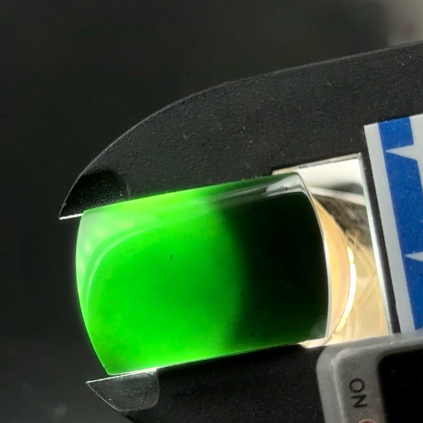 精品马鞍裸石戒面 种好色正 黑度极好 打灯通透 油性十足 可做无事牌 尺寸24.2