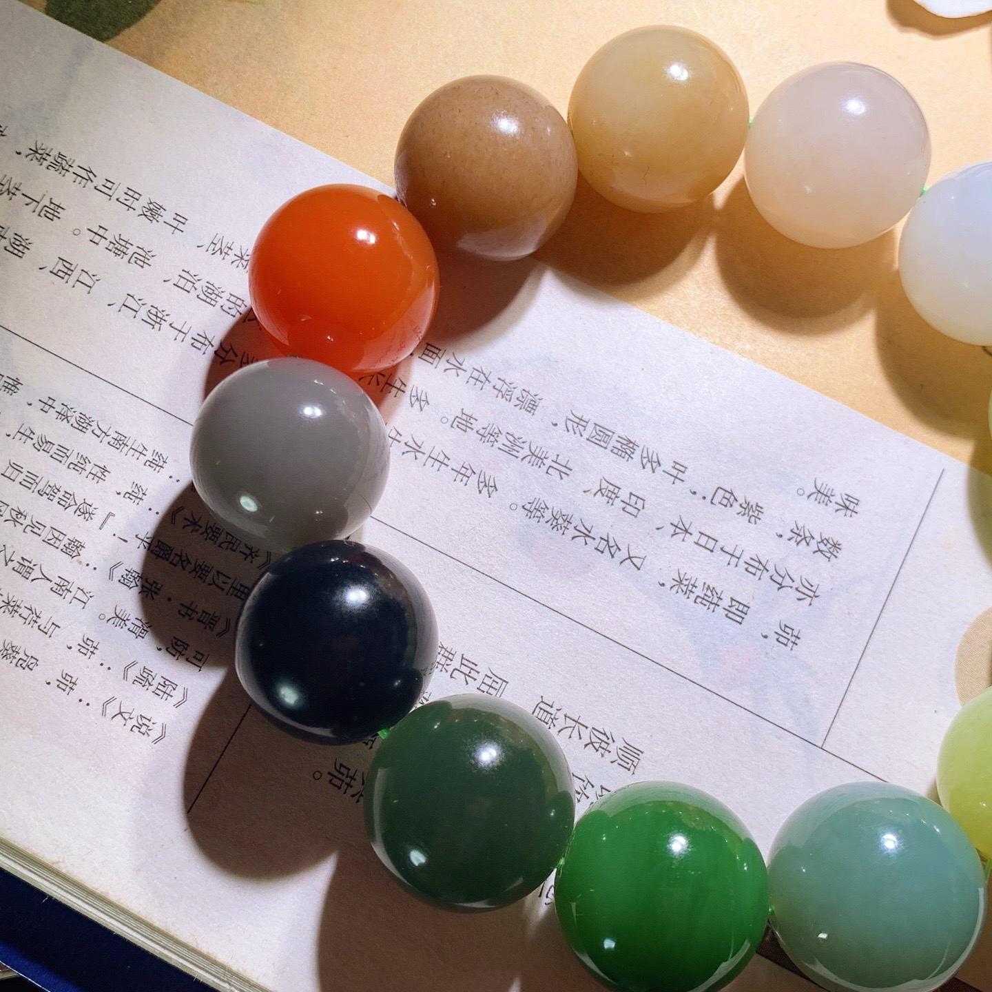 新疆和田玉多宝圆珠手串 单颗尺寸18重117.6克 玉质细腻油润 底色纯净 脂粉好，品质好。lt260410