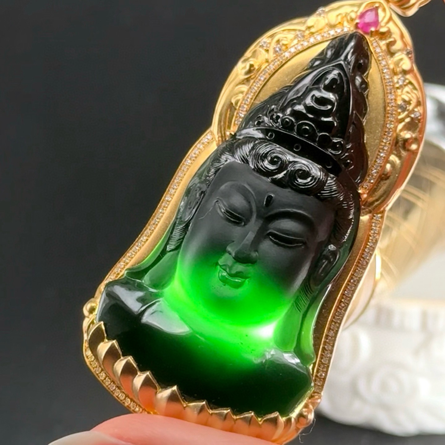 精品18k墨翠观音头 黑度极好 打灯通透  油性十足 尺寸68