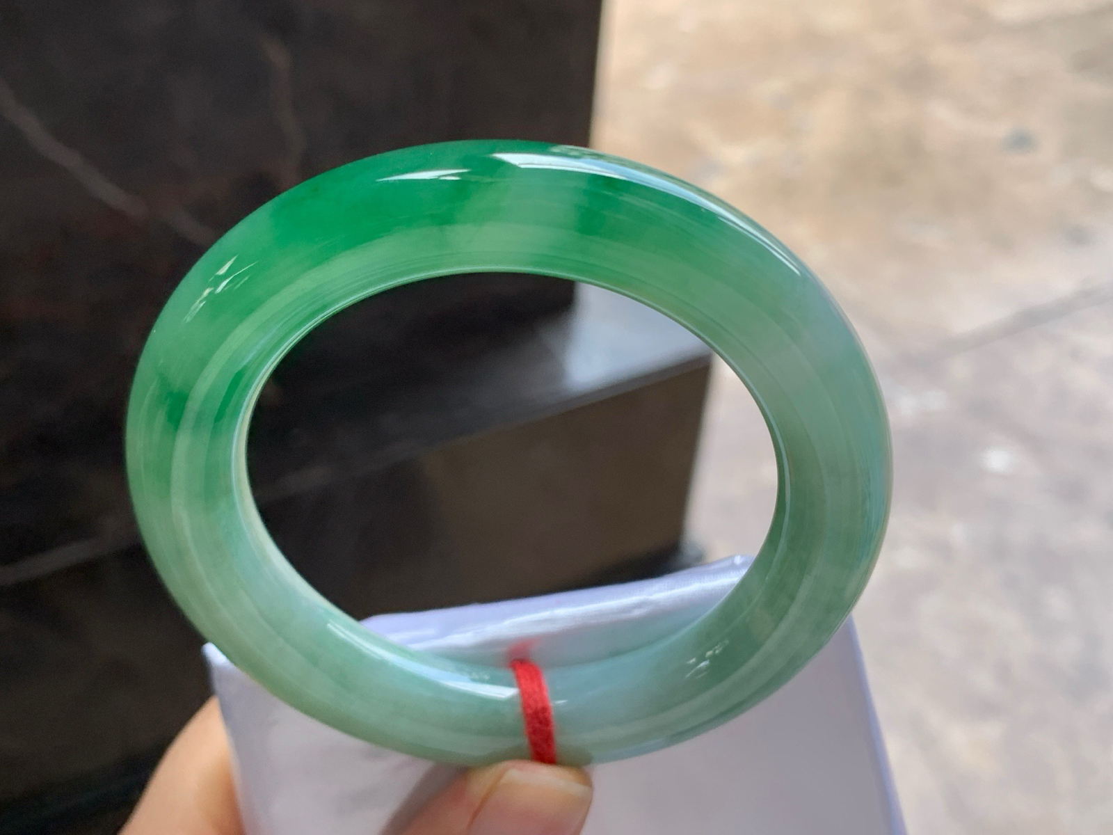 54-11

绿色圆条手镯^_^鲜艳 玉质温润