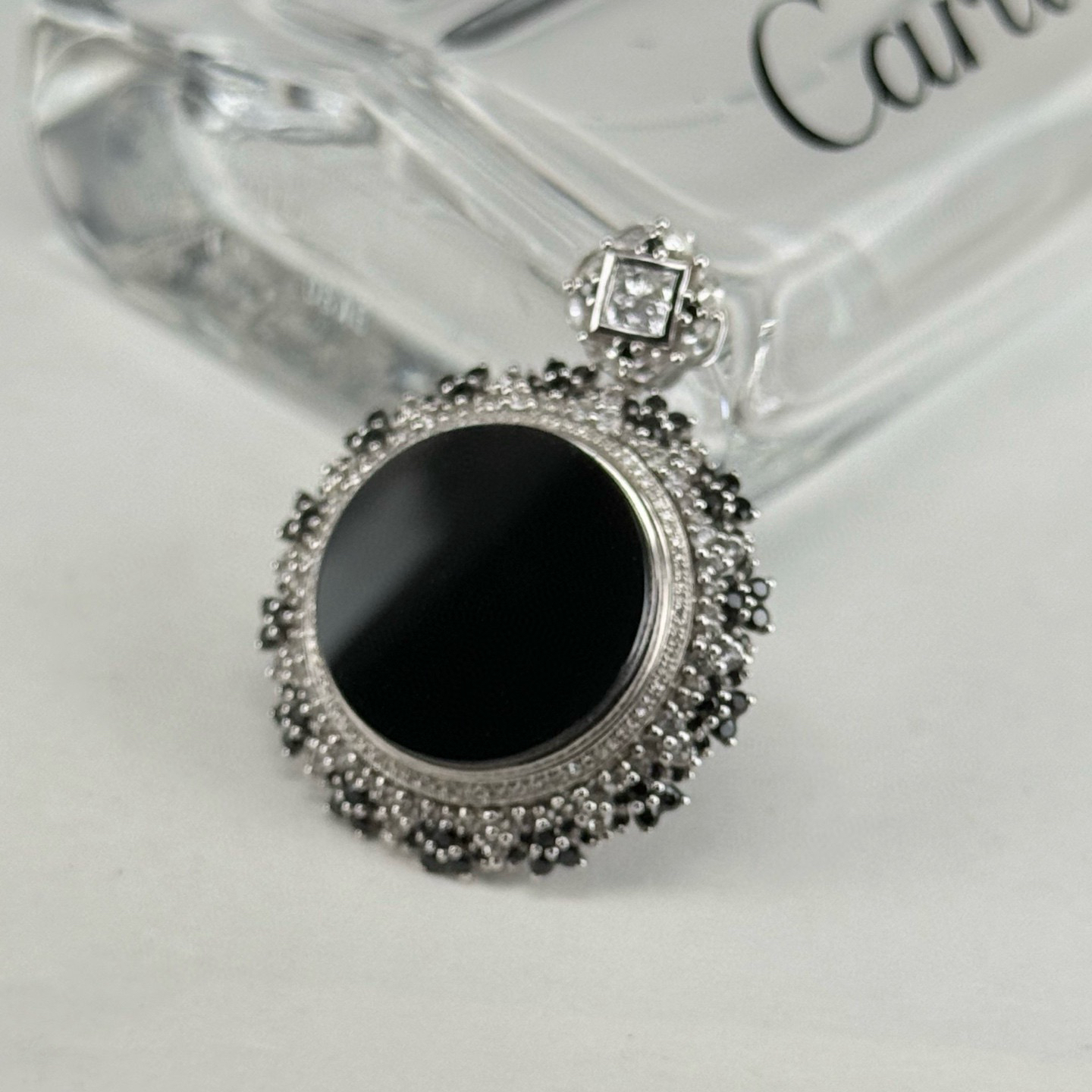 精品18k墨翠圆牌吊坠 种好色正 黑度极好 打灯通透 油性十足 尺寸40.2