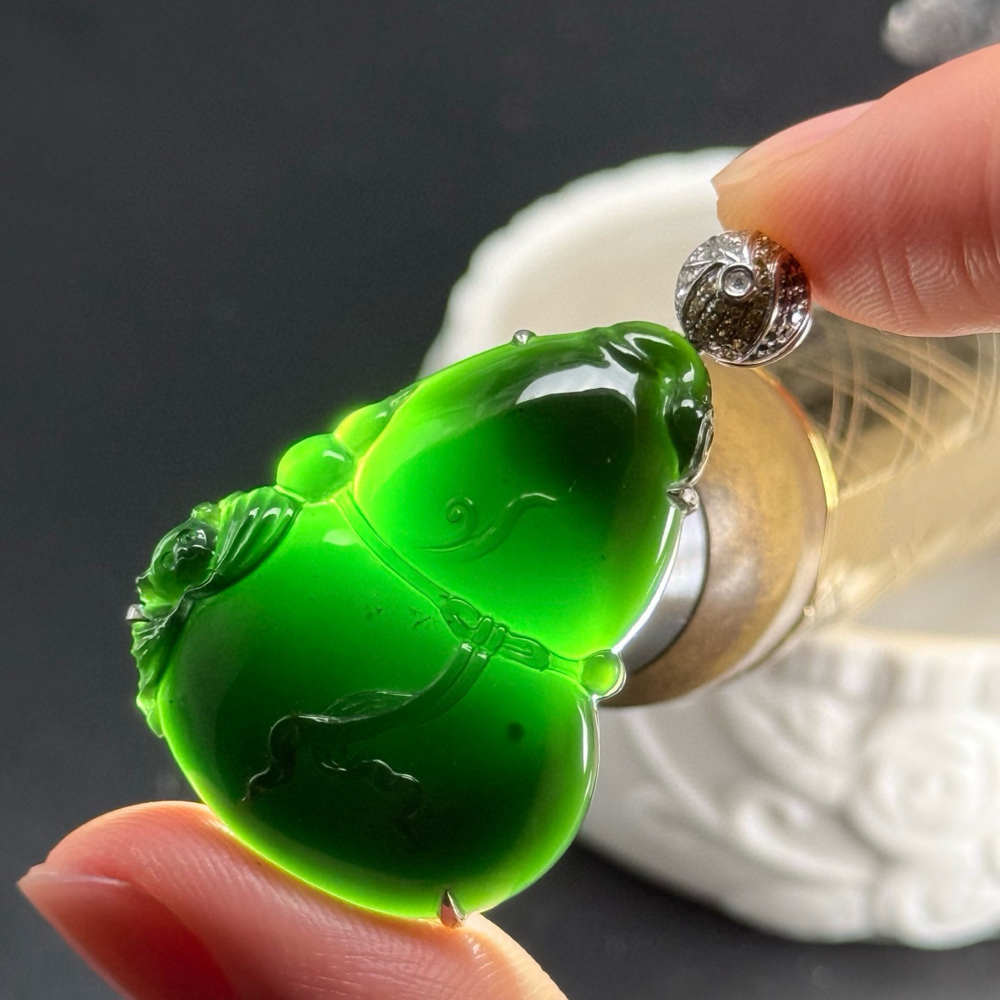 精品18k墨翠葫芦吊坠 种好色正 黑度极好 打灯通透 油性十足 尺寸40.9