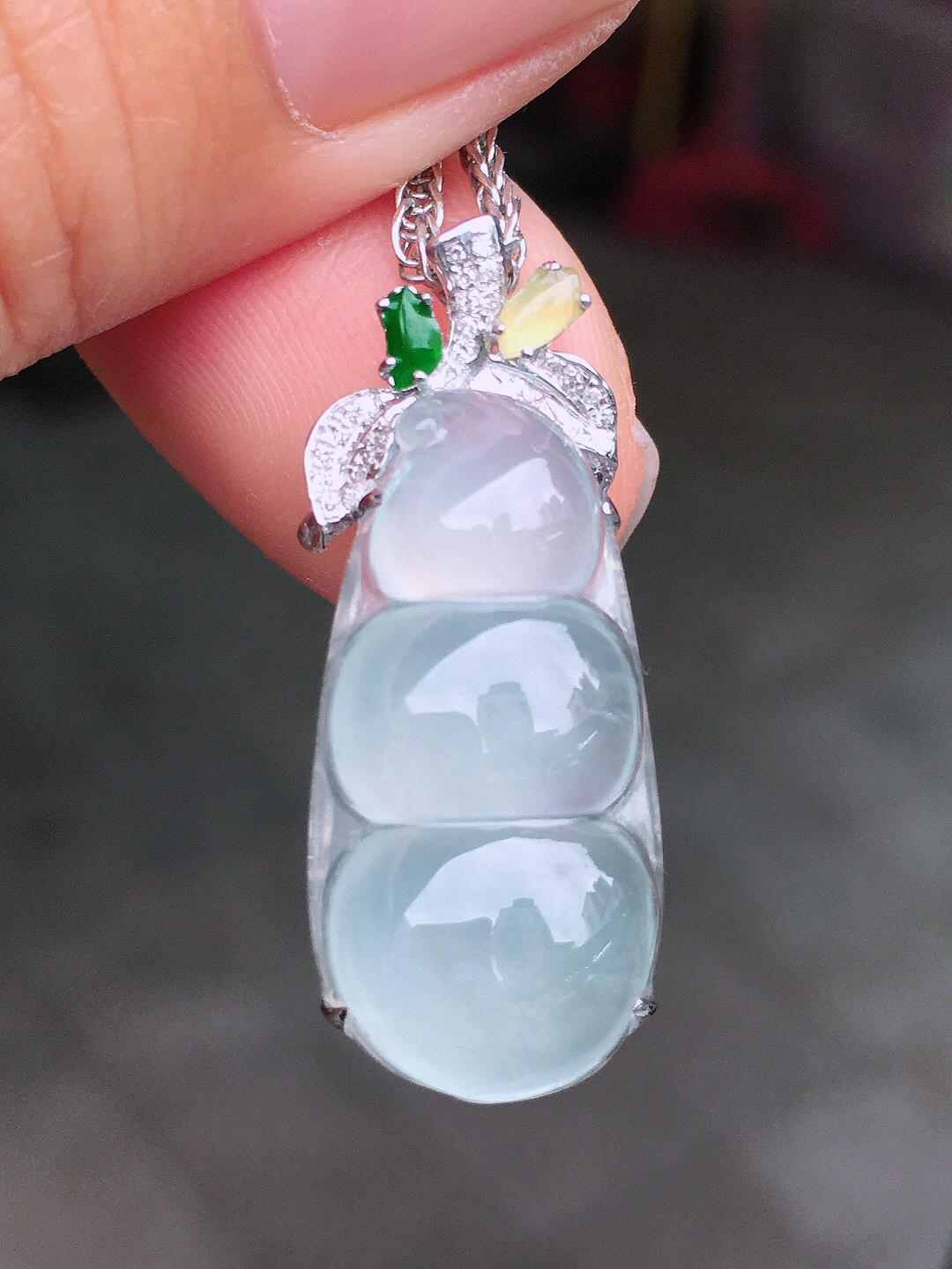 冰种福豆吊坠，玉质细腻，荧光感超
强，饱满圆润，尽显优雅气质，18k
金豪华镶嵌