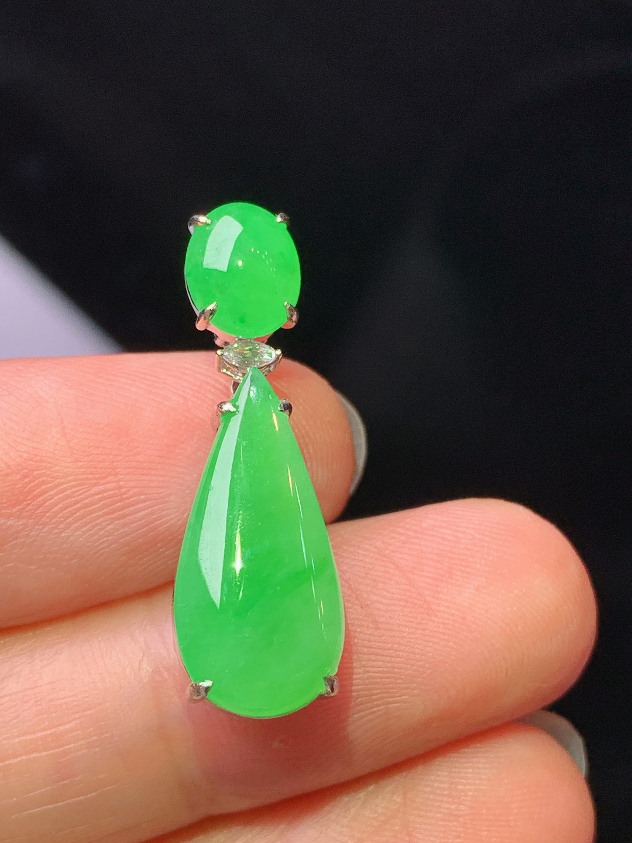 18k金钻镶嵌翠绿水滴吊坠 玉质细腻 色泽艳丽清新 水润亮眼 整体尺寸27*8.6*6.6j2