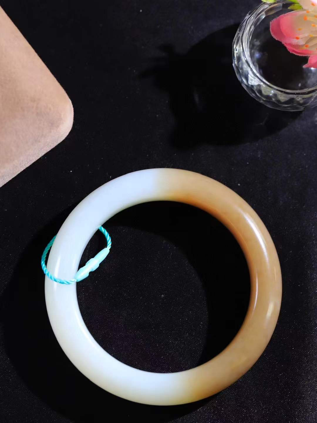 【一见钟情·手镯】

精品和田玉糖白玉手镯。镯型饱满，温润细腻，脂润沁香。️执一卷书，沏一盏茶，着一袭裙，戴一只镯。淡淡浅笺，素心若兰，静赏玉中诗画。悠悠岁月，芊手轻摘，盛满诗样芳华。重77克   内径圈口57.5mm 尺寸14.6-10.5mm  FDA-55471104