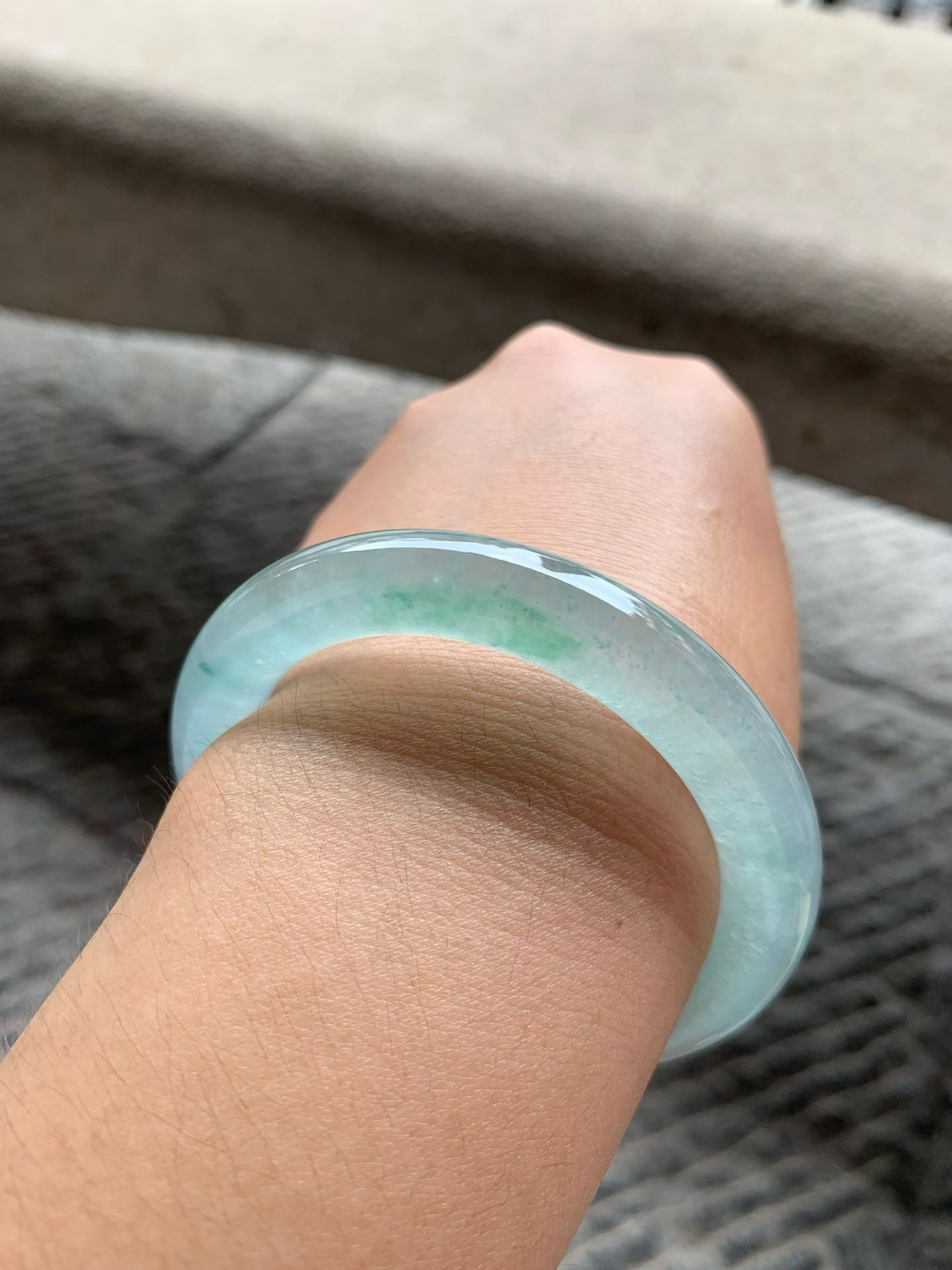 老坑种飘绿花圆条手镯尺寸54.5*10*10 通体冰透，清润水灵，胶感十足，绿花灵气轻盈，上手清冷贵气！