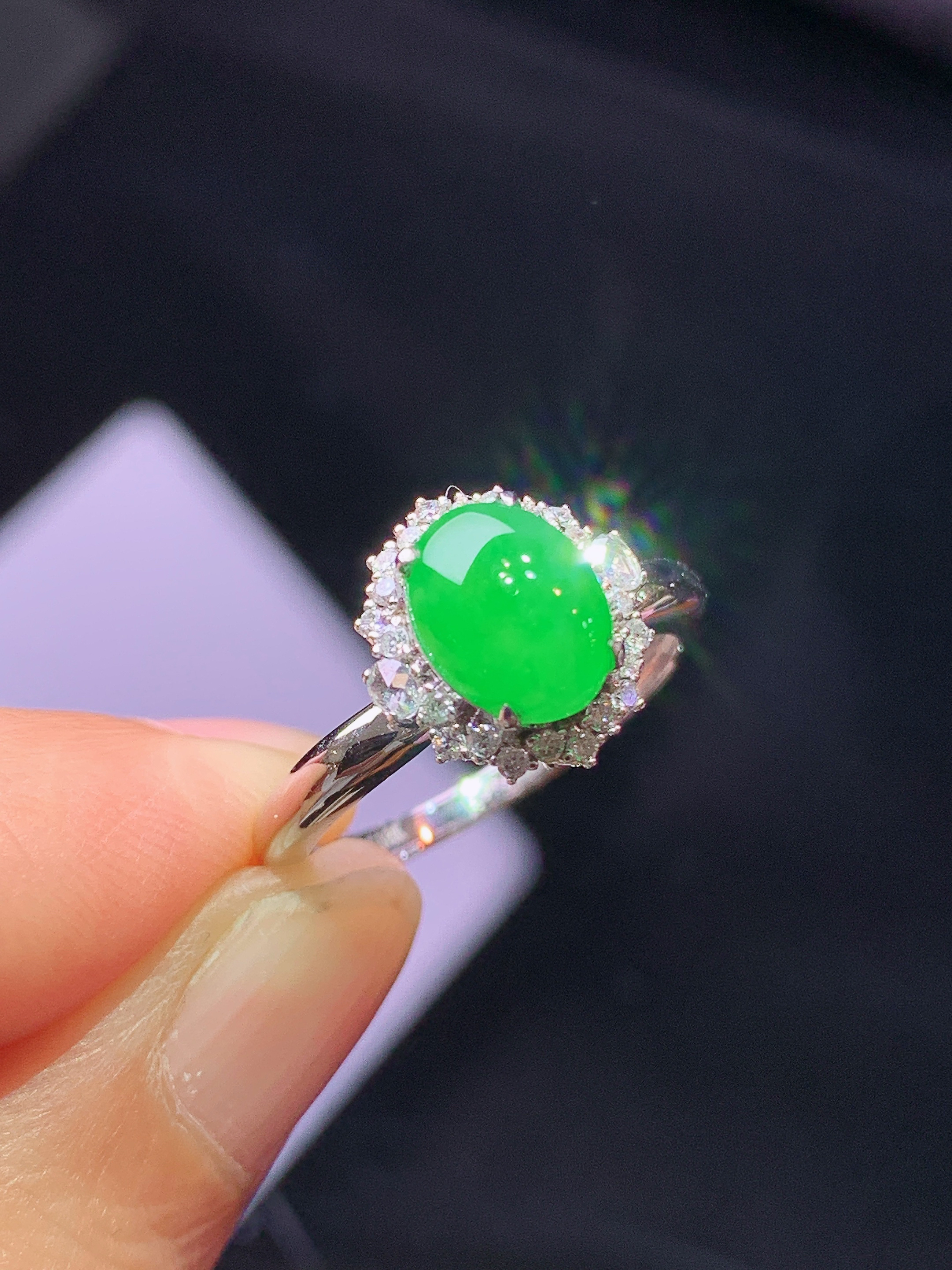 18k金钻镶嵌翠绿蛋面戒指 玉质细腻 色泽艳丽清新 水润亮眼 圈口14 整体尺寸11.3*10.6*8j2
