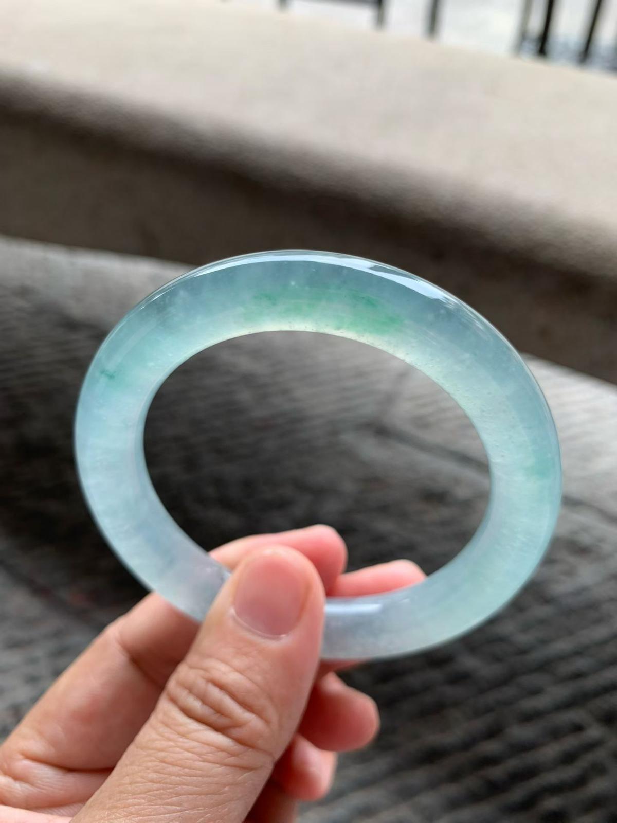 老坑种飘绿花圆条手镯尺寸54.5*10*10 通体冰透，清润水灵，胶感十足，绿花灵气轻盈，上手清冷