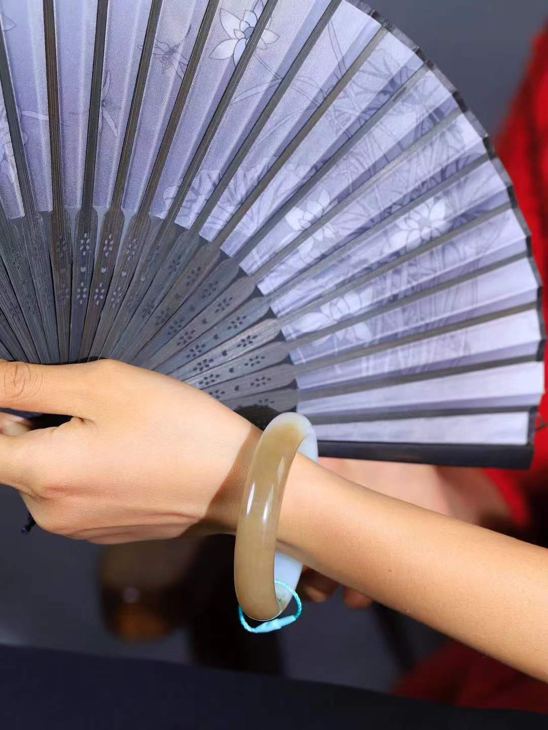 【一见钟情·手镯】

精品和田玉糖白玉手镯。镯型饱满，温润细腻，脂润沁香。️执一卷书，沏一盏