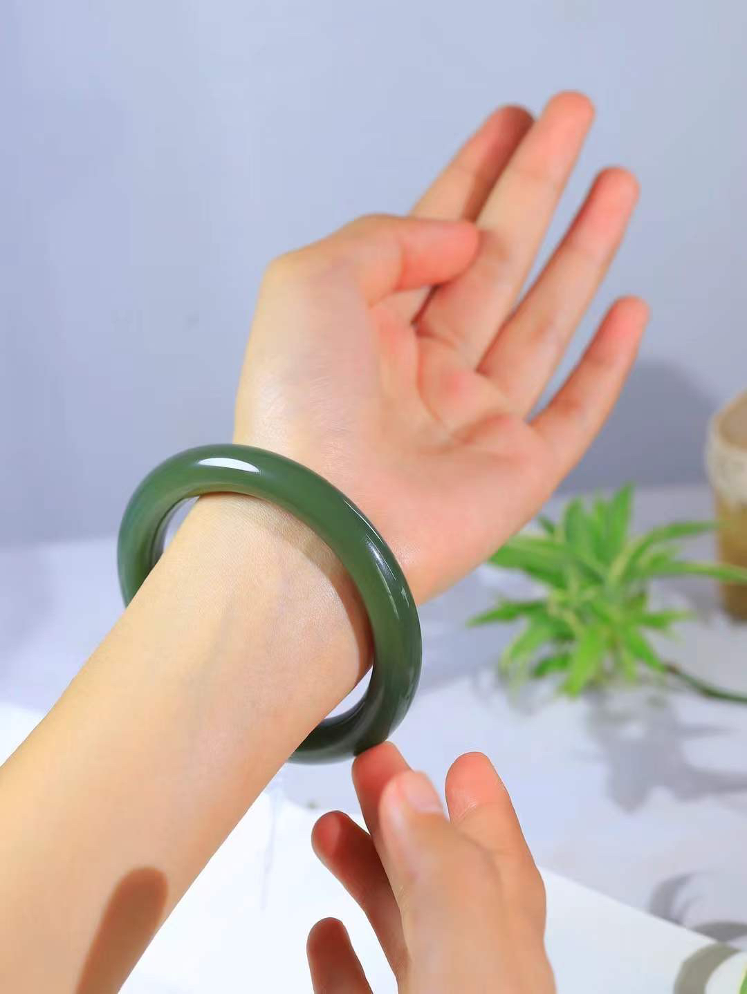 【碧波流转·手镯】

精品️和田玉碧玉圆条手镯，玉质细腻温润，手感舒适，️线条流畅，简约大气