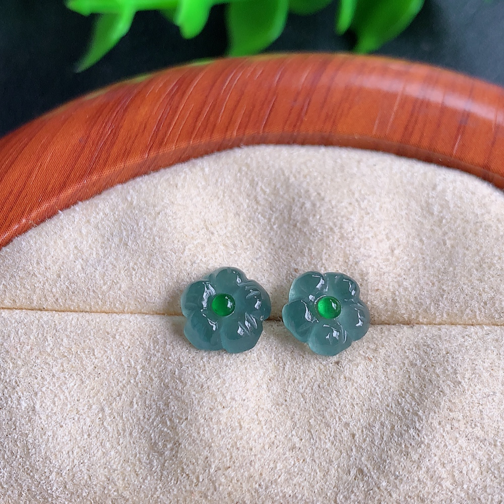 18k金冰晴水翡翠耳钉，自然光实拍，翠色灵动，颜色漂亮，种老水足，品相佳，佩戴佳品！W357.11  取一整体尺寸：7.8-2.5mm