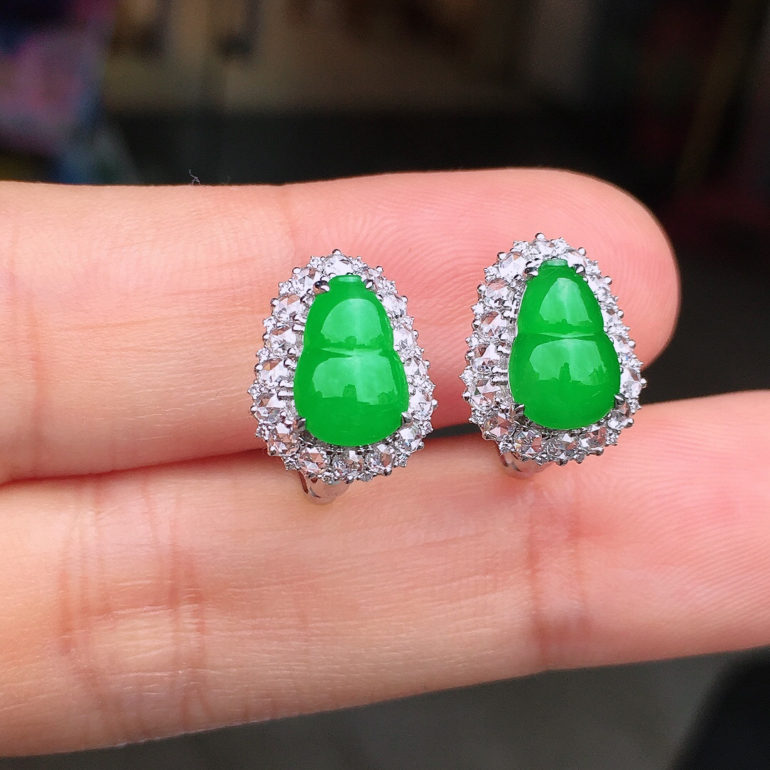 阳绿葫芦耳钉，色泽均匀艳丽，玉质细腻，荧光感超
强，饱满圆润，尽显优雅气质，18k
金豪华镶嵌
