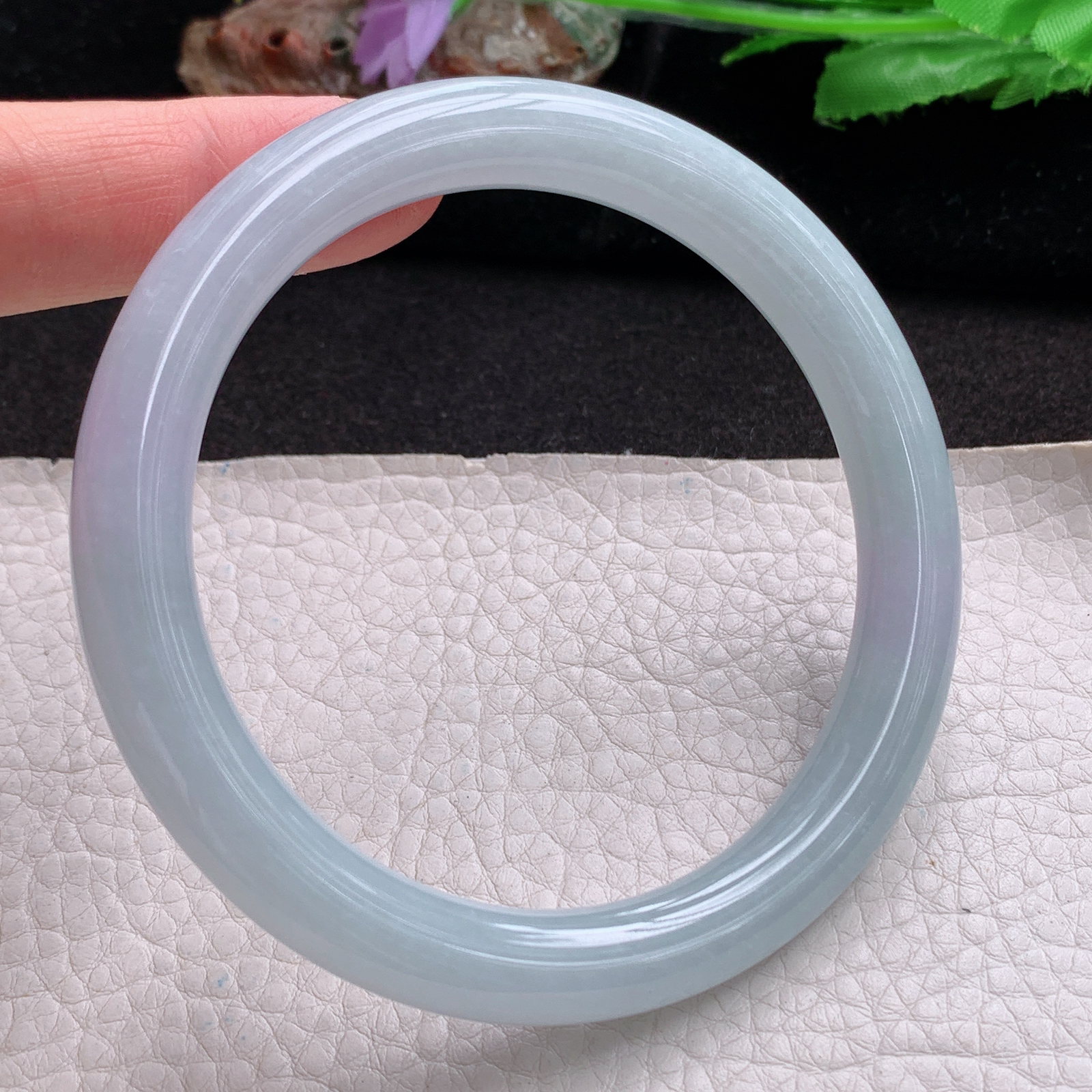 js大圈口64*9.5美人镯 天然翡翠a货手镯浅绿胶感圆条正圈玉镯子