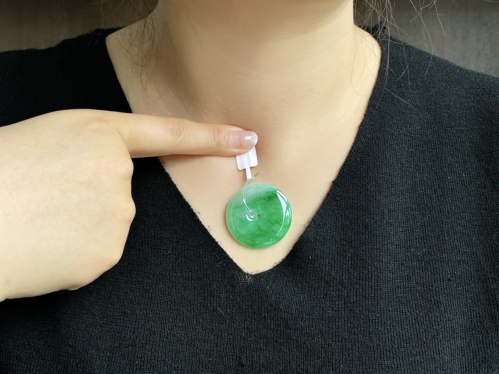 【裸石】高冰阳绿平安扣大平安扣吊坠
【说明】缅料 性价比高  
【尺寸】35-6.2