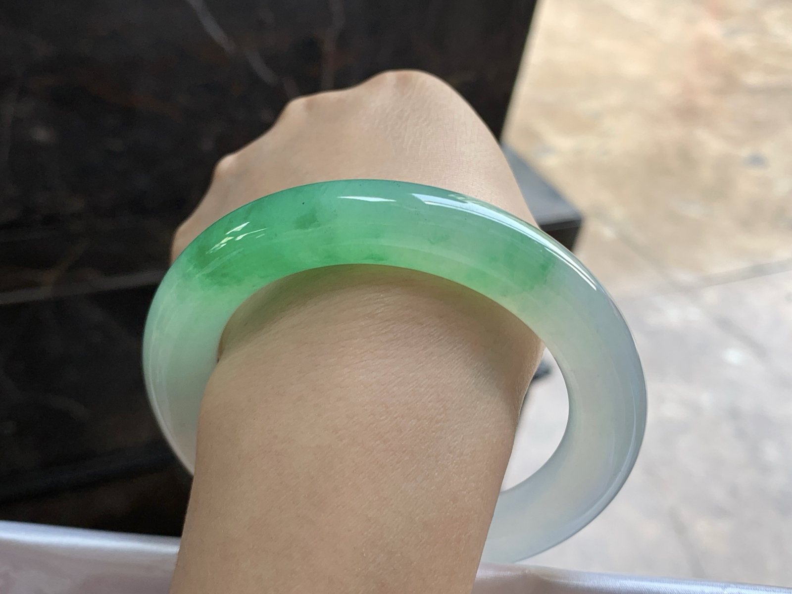 59-11.8

冰带色圆条手镯^_^鲜艳 色阳 种水好 大圈