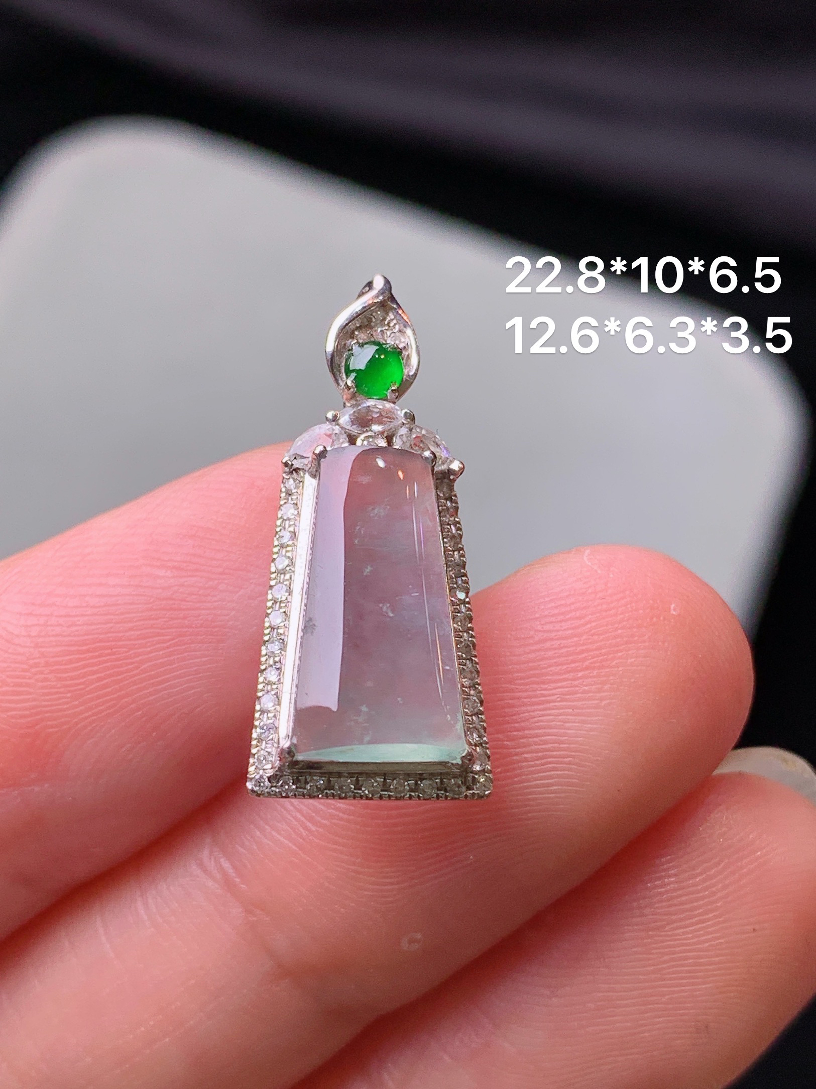 18k金钻镶嵌冰种玉柱吊坠 玉质细腻 色泽艳丽清新 水润亮眼 整体尺寸22.8*10*6.5c5