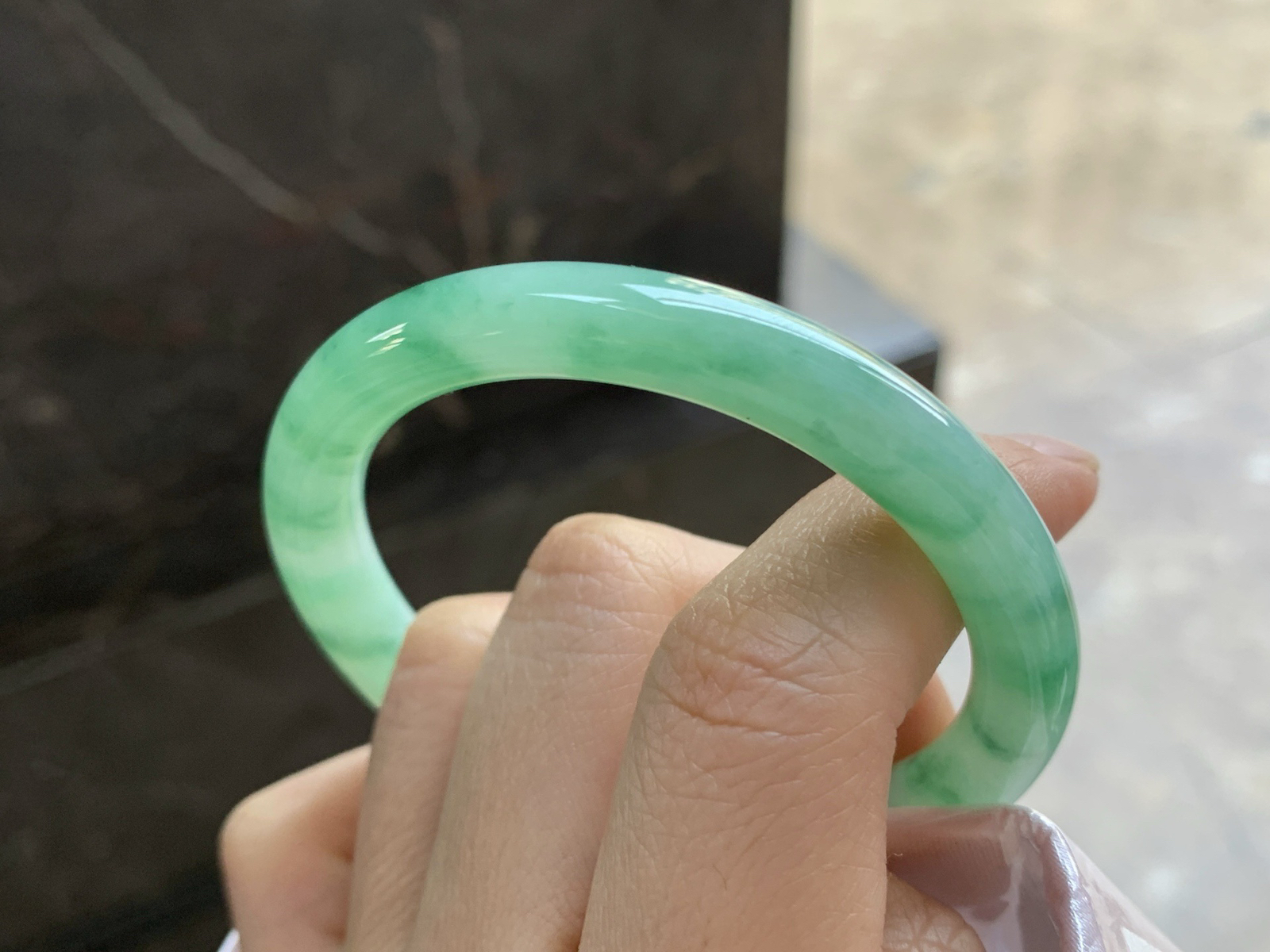 52-9

飘绿圆条手镯^_^色阳 细腻