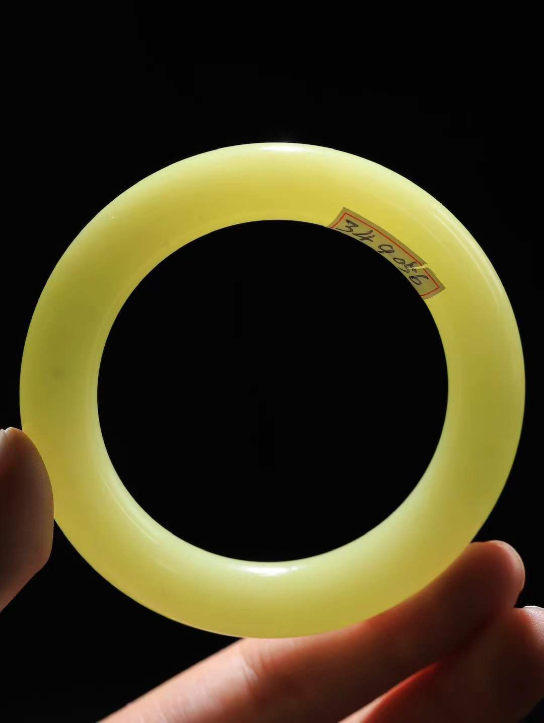 【玉佳人·手镯】

精品和田玉黄口手镯 ，玉质细腻油润，做工细致精美，端庄素雅，亭亭玉立，芊芊素手。芊芊素手，怎能忘镯？秀美条，更显婀娜。内径55.5mm 尺寸11.9-12.3mm重74.3克 69401184T