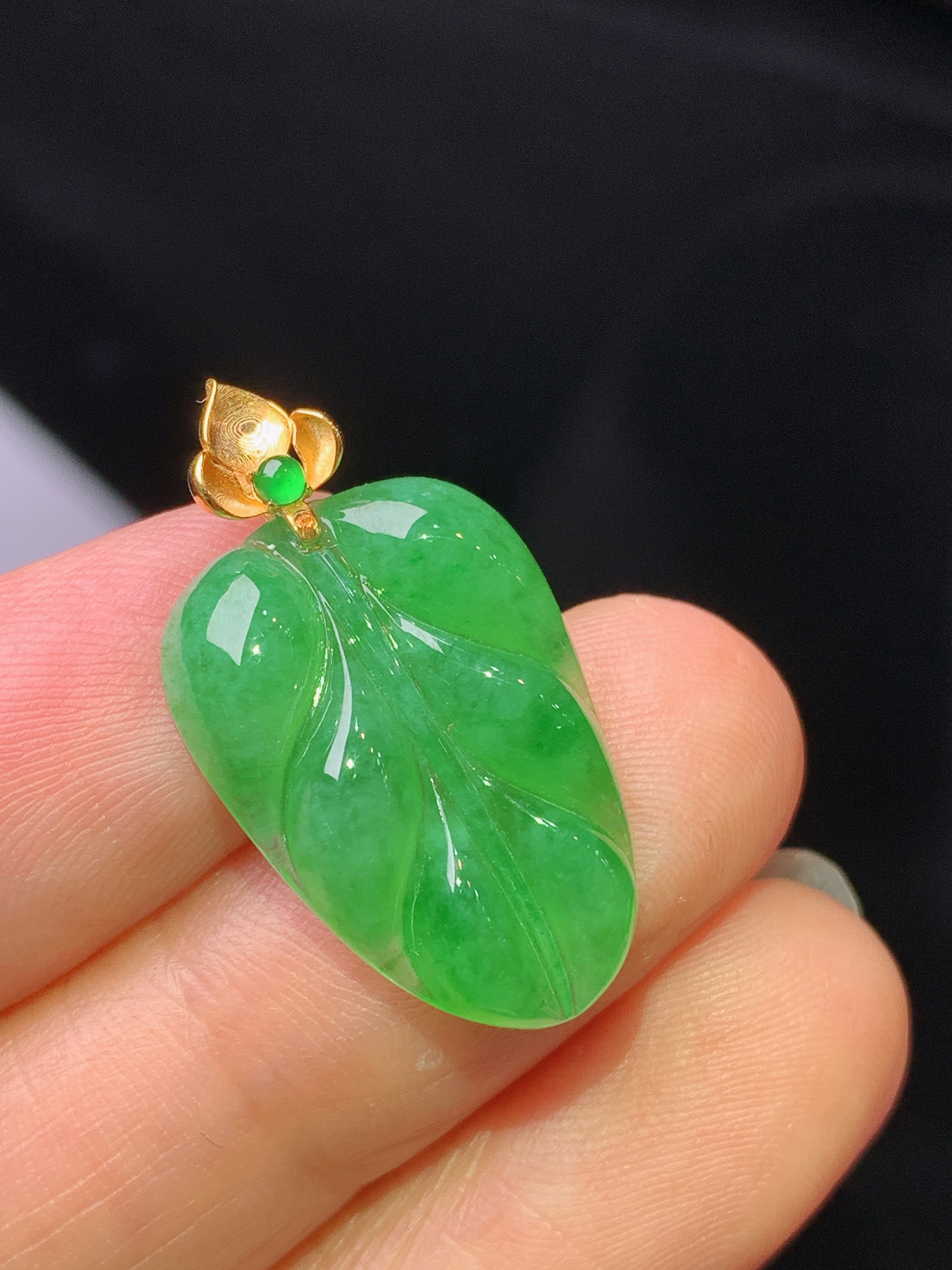18k金镶嵌翠绿树叶吊坠 玉质细腻 色泽艳丽清新 水润亮眼 整体尺寸25.5*14*3.5j2