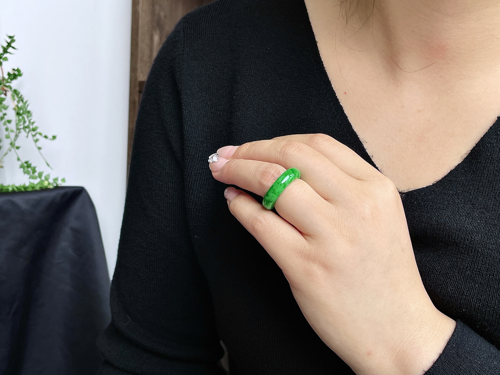 【裸石】冰阳绿戒圈指环
【说明】性价比高  
【尺寸】6.3-4.5
【圈口】16号