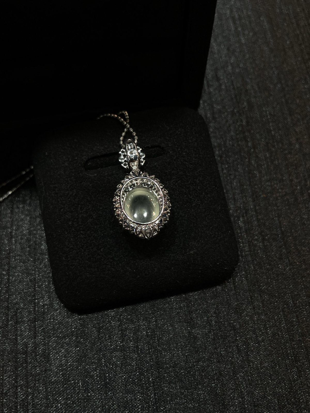 冰种 起光 蛋面吊坠

18k金配钻镶嵌