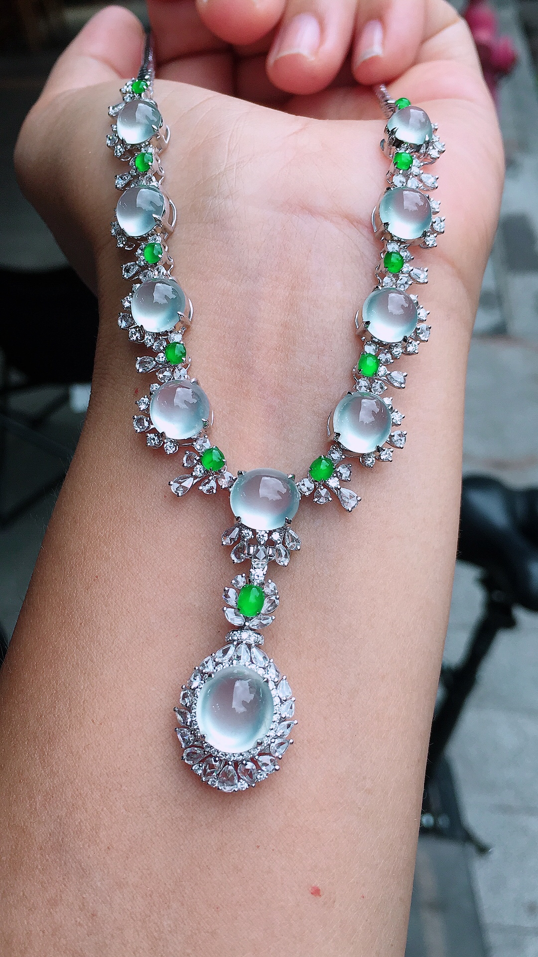 玻璃种蛋面晚装项链，玉质细腻，荧光感超
强，饱满圆润，尽显优雅气质，18k
金豪华镶嵌