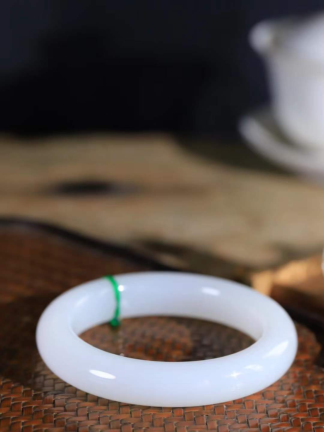 【情有独钟.手镯】

精品和田玉白玉手镯 玉质温润细腻 油性十足 手感舒适，高华雅逸，线条流畅，简