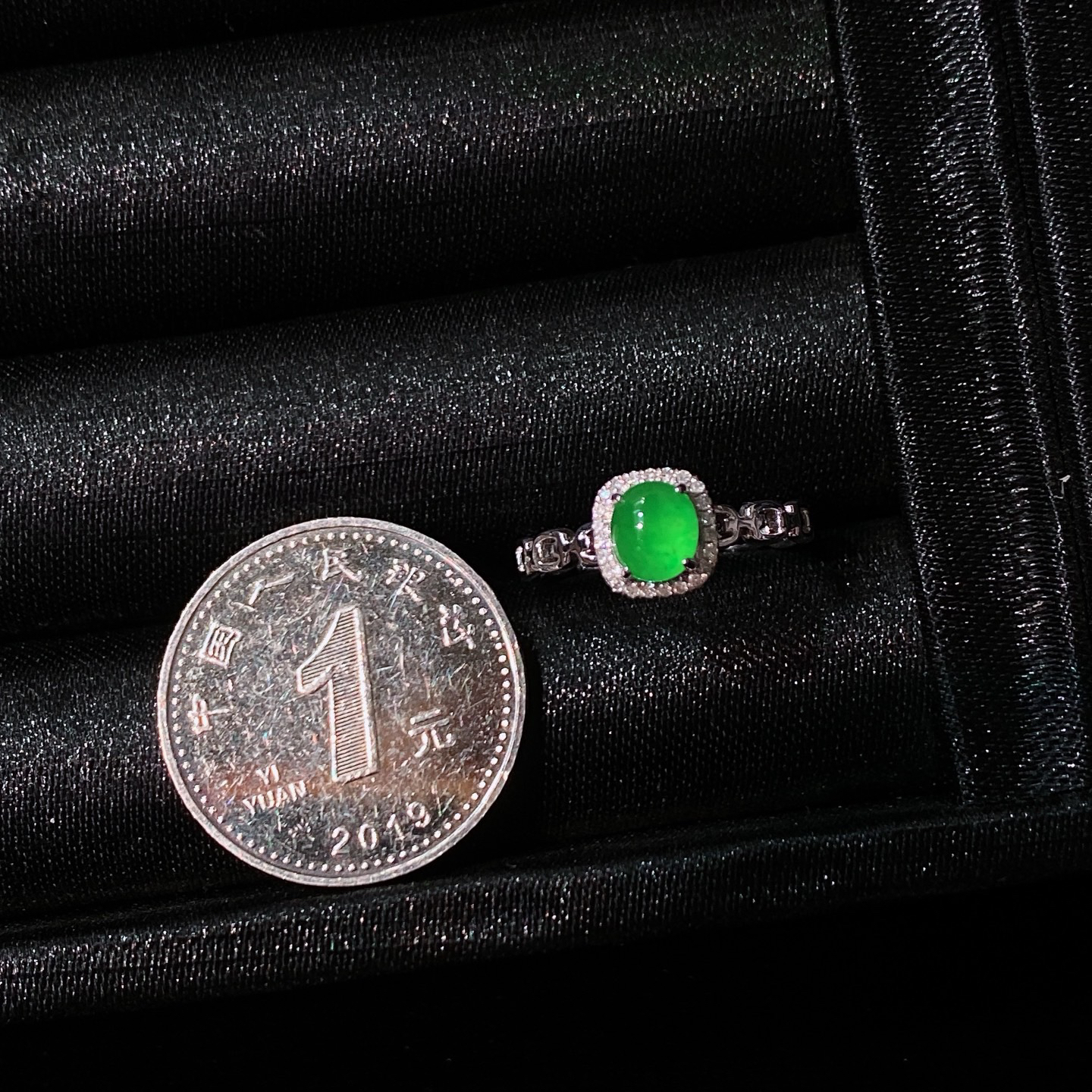 冰阳绿蛋面戒指
色泽浓郁鲜亮，圆润饱满
18k金镶嵌，简镶真的很耐看～