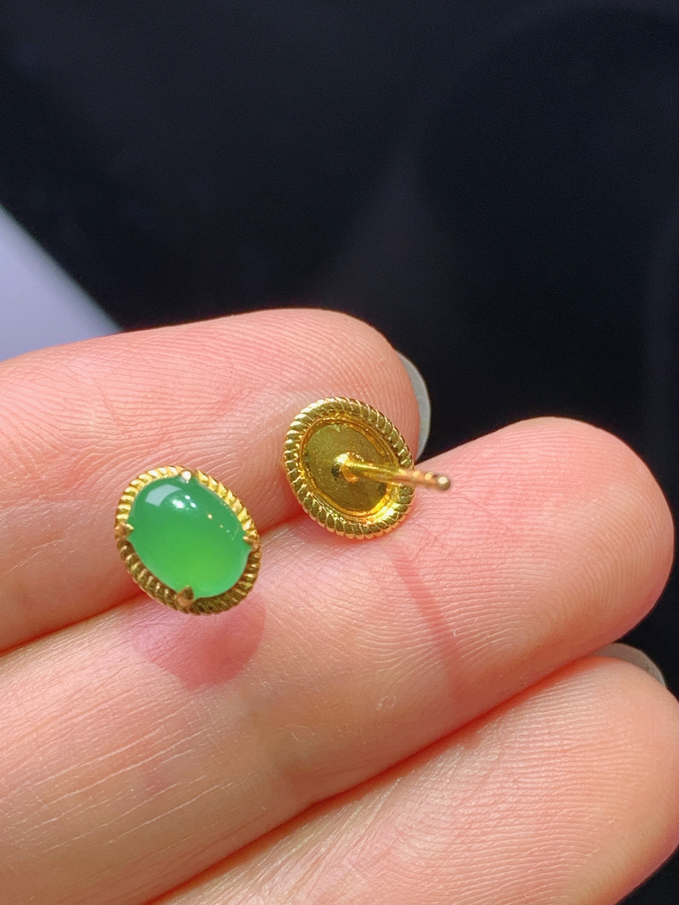 18k金钻镶嵌翠绿耳钉 玉质细腻 色泽艳丽清新 水润亮眼 整体尺寸7.6*6*3j2