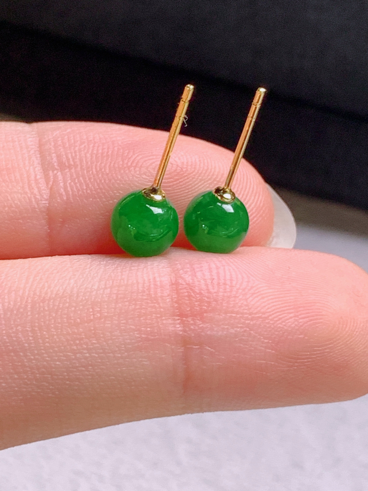 冰满绿珠珠耳钉，色好圆润
卡5.8