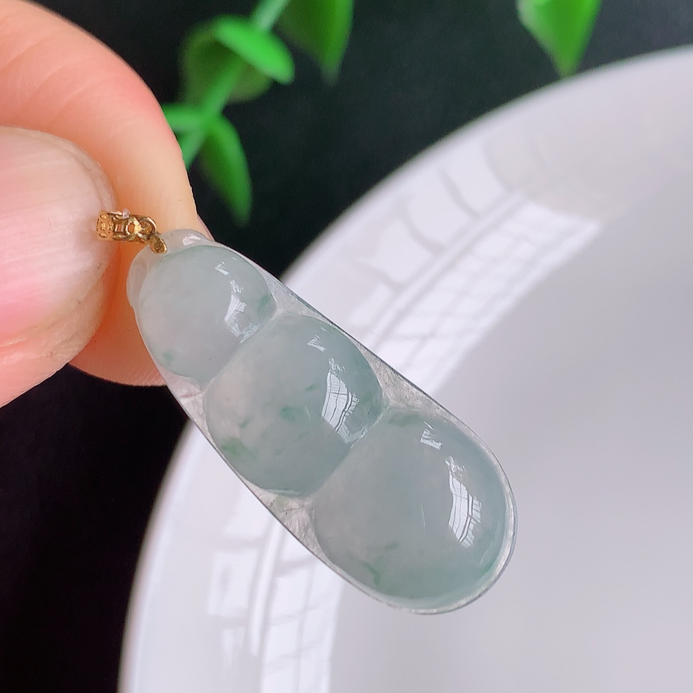 18k金扣冰润飘花福豆翡翠挂件，老种飘花  冰清玉洁  胶感十足  寓意“四季平安，福气满满”颜色鲜