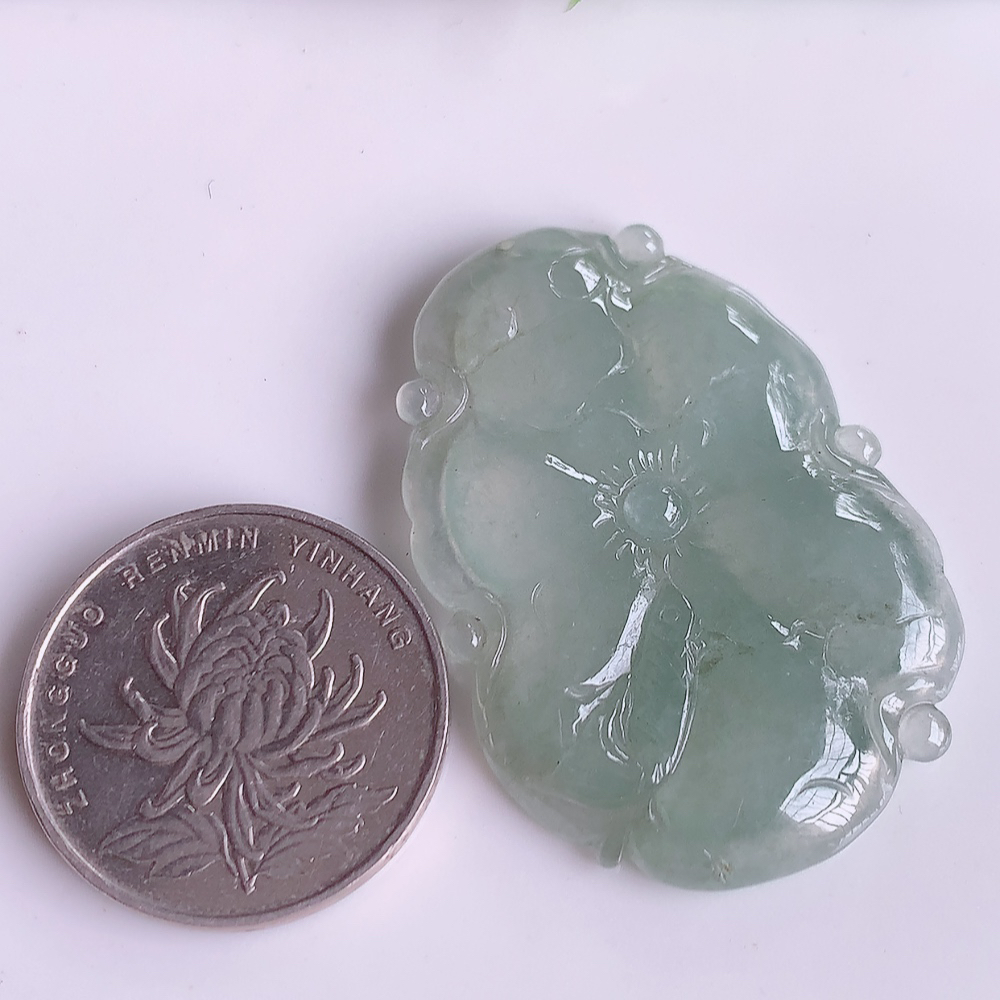 冰润荷叶鱼吊坠  荷叶花开富贵，水为财，愿人生如鱼得水”清秀高雅，线条流畅优美，颜色靓丽，佩戴效果优雅迷人！性价比超高！W41.11  尺寸：43-29.5-5.3mm