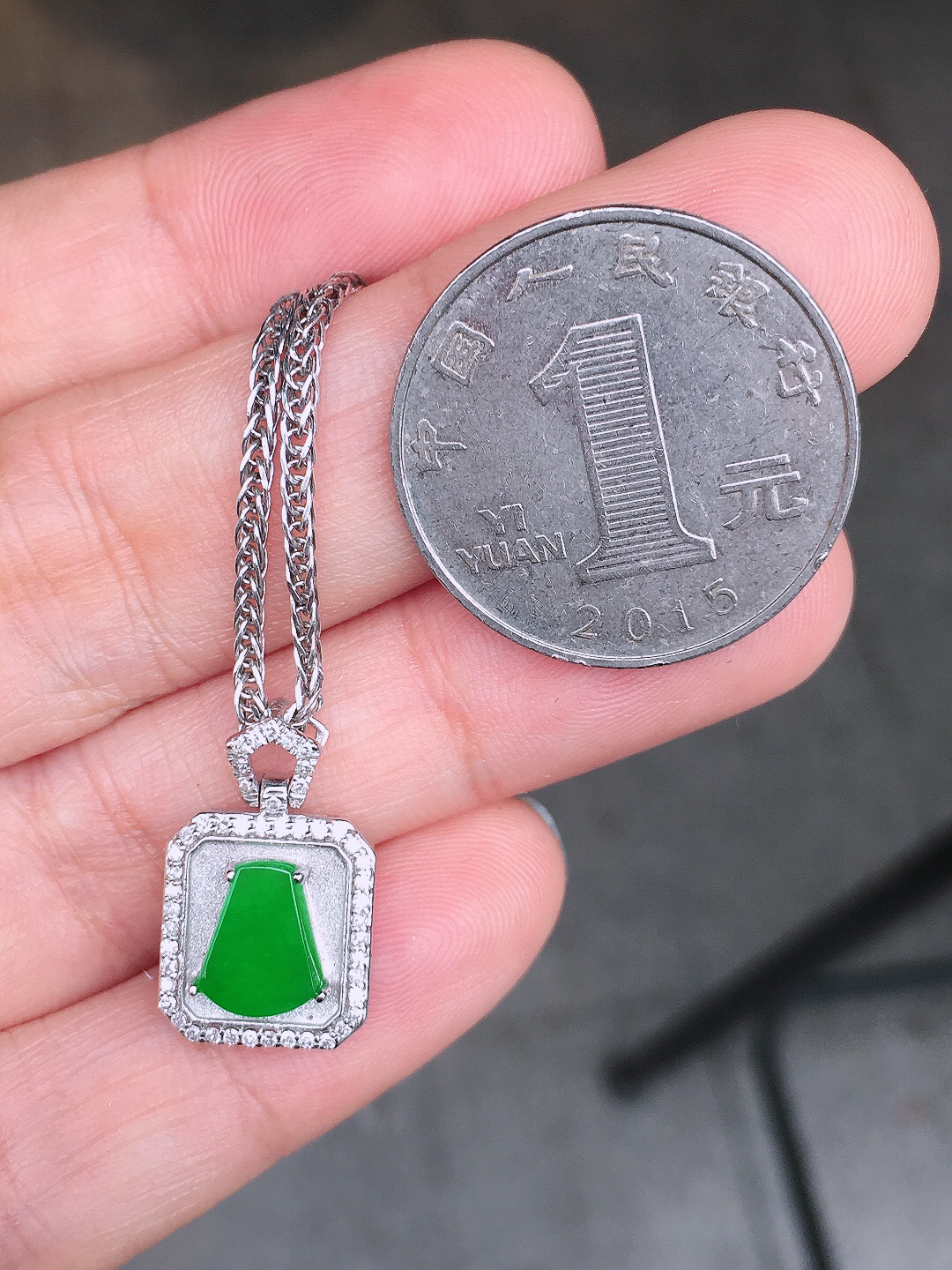 阳绿无事牌吊坠，色泽均匀艳丽，玉质细腻，荧光感超
强，饱满圆润，尽显优雅气质，18k
金豪华镶嵌