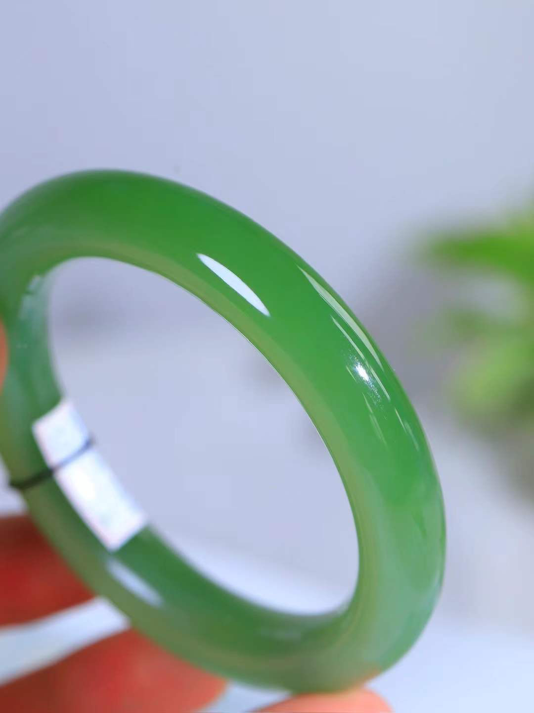（碧色荡漾.手镯）

收藏级臻品和田玉碧玉起荧光手镯，灼灼其华想像靓妆淡伫 ，腕间绿意跳脱冰壶莹，坐间静对，姑射仙姿潇洒处，艳冶最奇料子油润滋腻镯型饱满，手感上佳。重69.2克   内径56.5mm尺寸12-11.5mm  24471113T