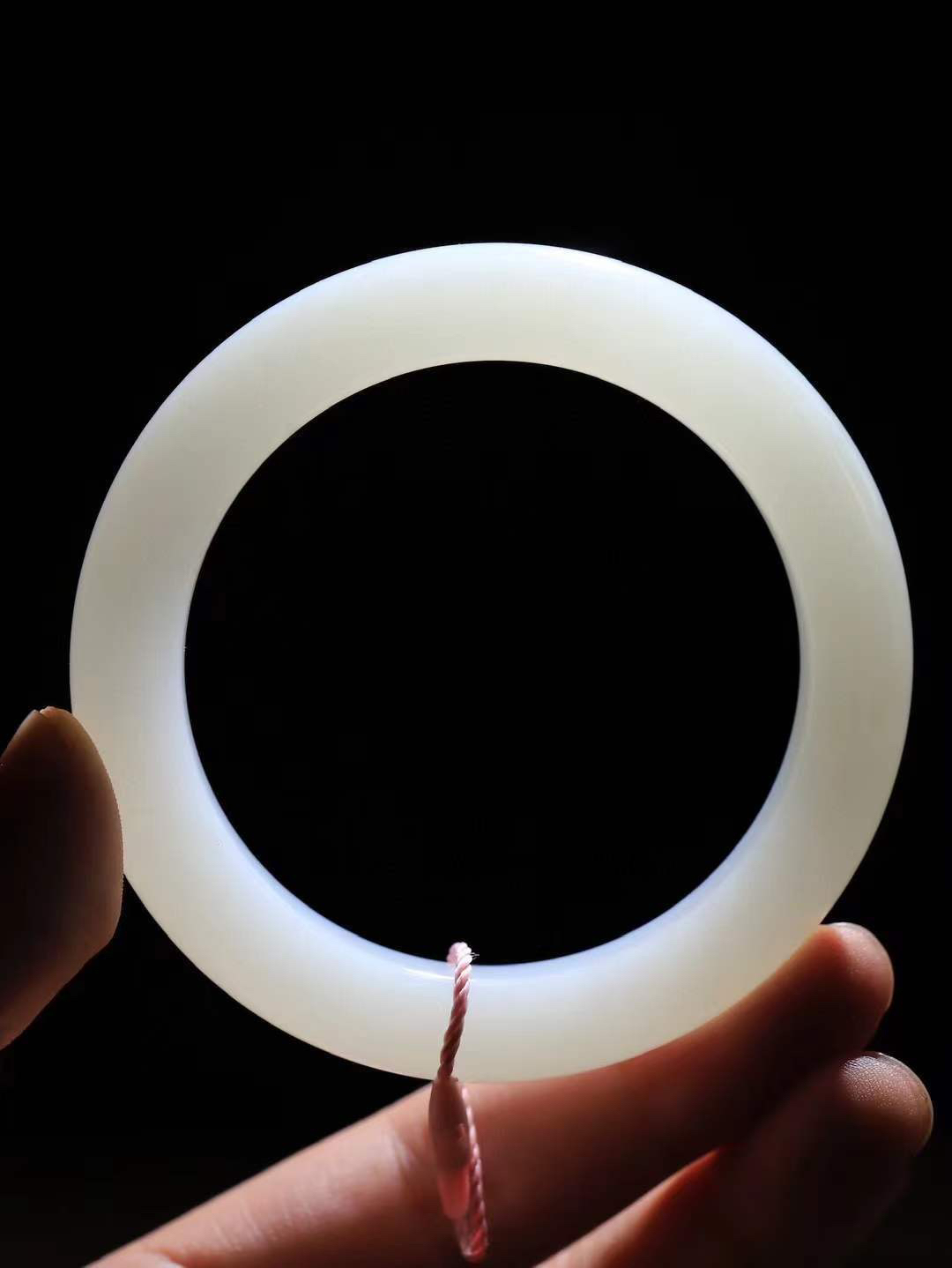 【婉约佳人.手镯】

精品和田玉白玉手镯 玉质温润细腻 油性十足 手感舒适，高华雅逸，线条流畅，简约大气，美自天成，素雅高贵。佩戴于腕间，婉约之美，举手投足间透出那份低调奢华。重63克 内径56.5mm  尺寸12-10.5mm   FDA-66451139