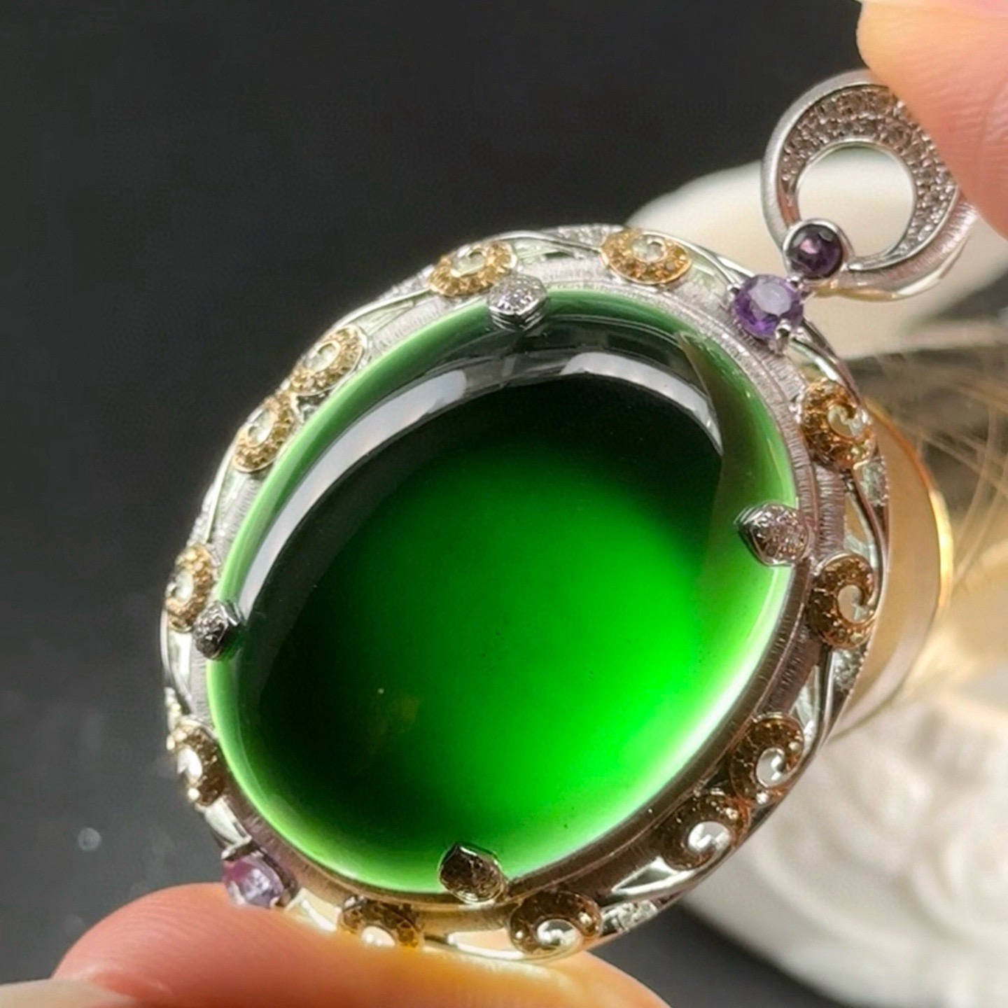 精品18k墨翠蛋面吊坠 种好色正黑度极好 打灯通透 油性十足 尺寸54.1