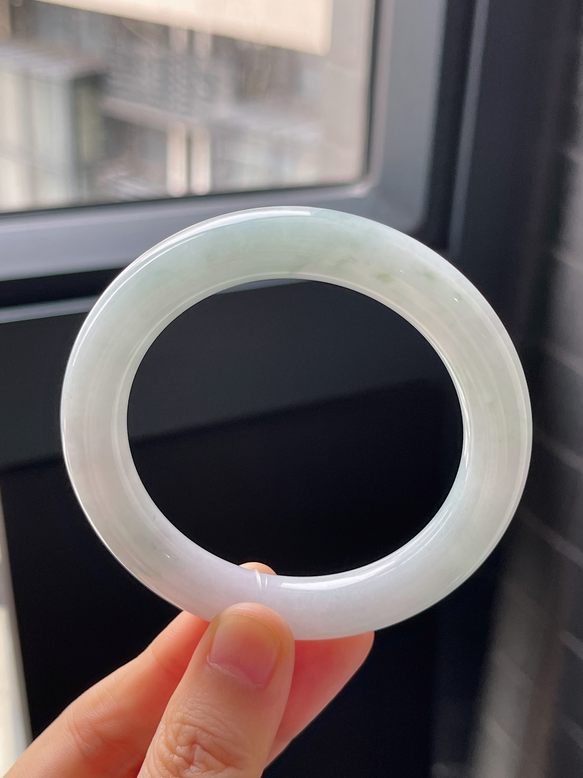 圆镯52.3圈口，翡翠糯化种淡绿色手镯