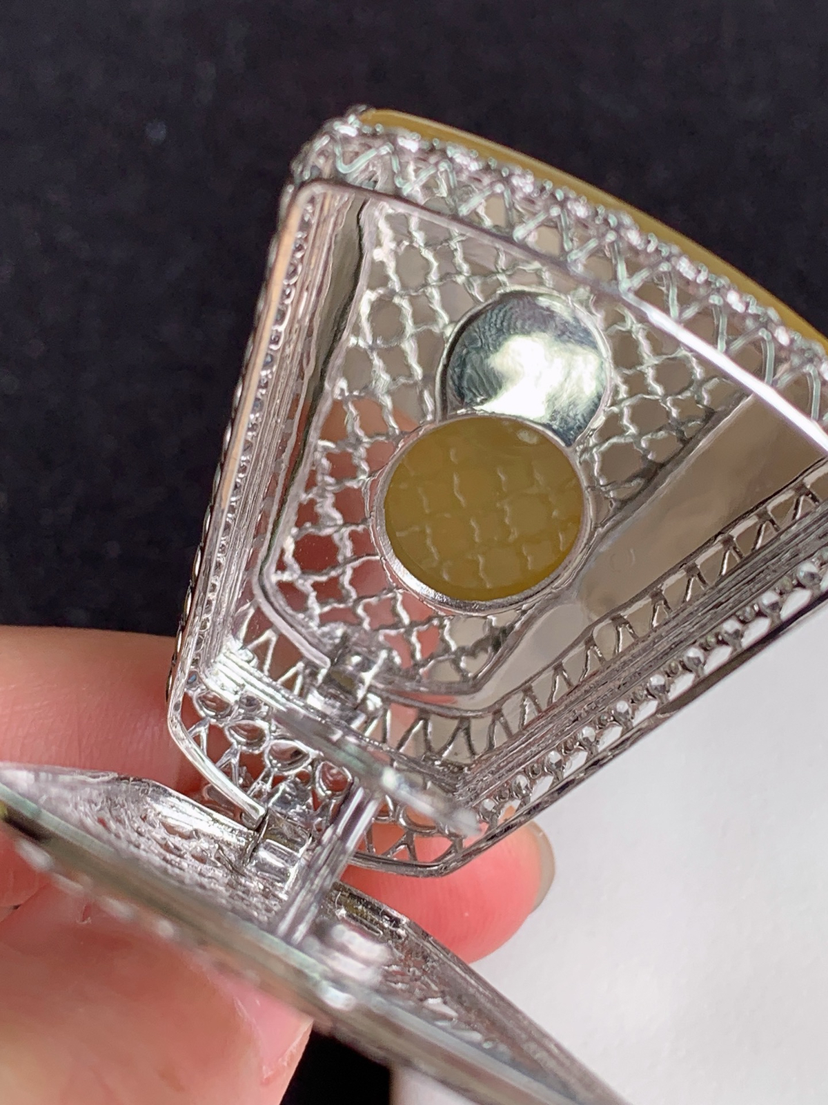 ️【18k镶嵌冰黄无事牌】
裸石尺寸：  33.9/29.9
整体尺寸：49/31.6/12.3..