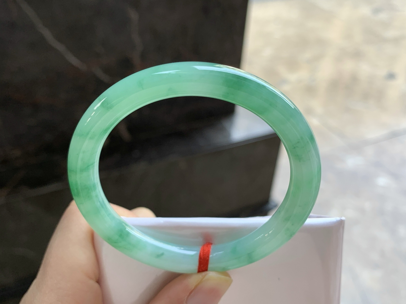 52-9

飘绿圆条手镯^_^色阳 细腻