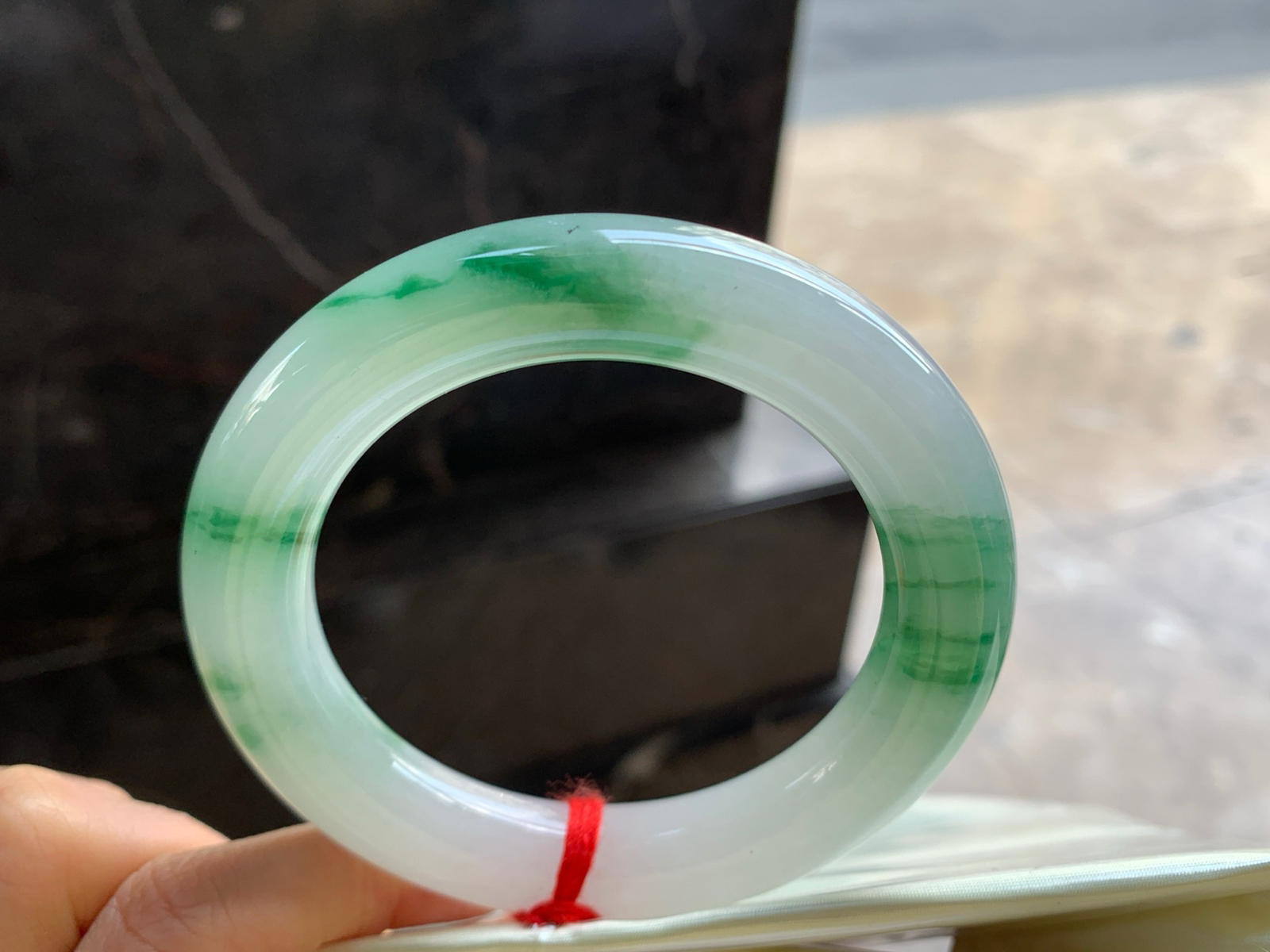 56-12.3

绿花圆条手镯^_^鲜艳 玉质温润