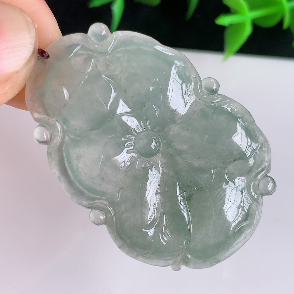 冰润荷叶鱼吊坠  荷叶花开富贵，水为财，愿人生如鱼得水”清秀高雅，线条流畅优美，颜色靓丽，佩戴效果优雅迷人！性价比超高！W41.11  尺寸：43-29.5-5.3mm