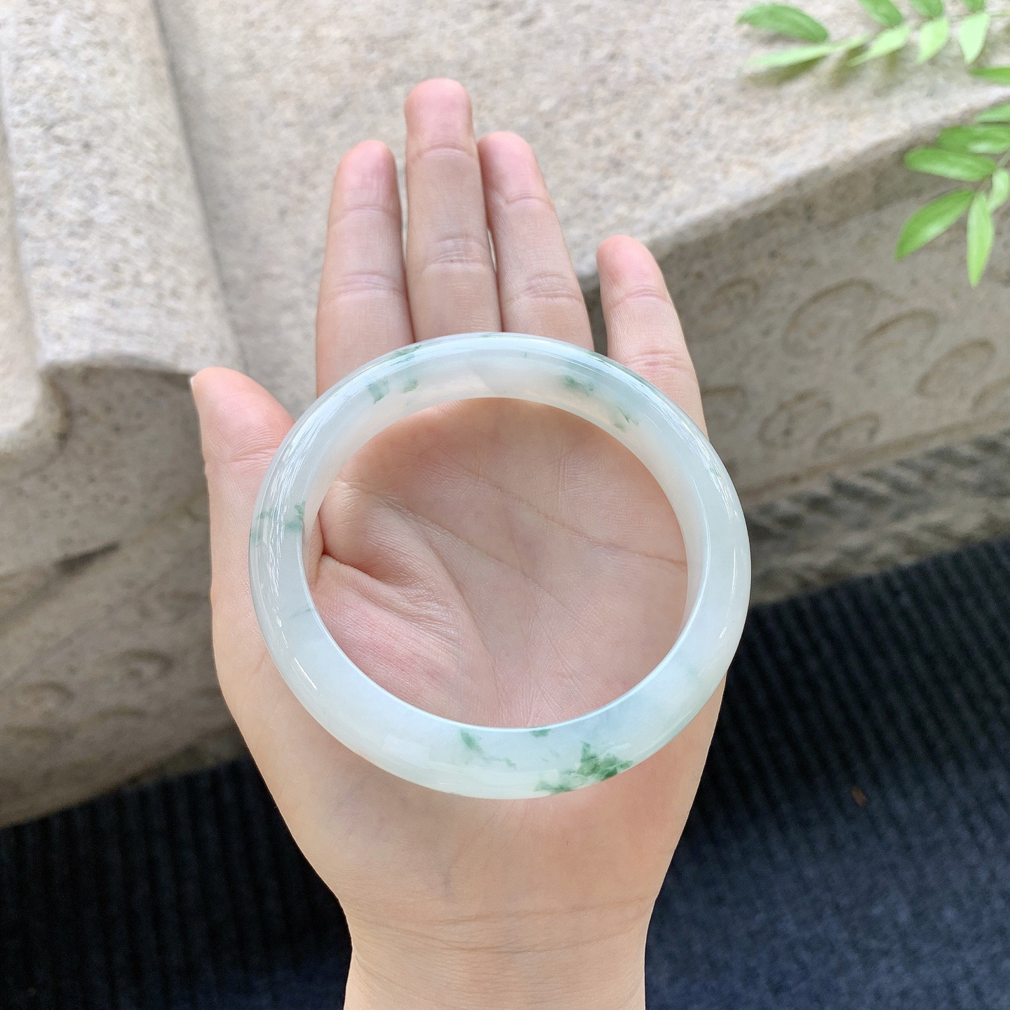 正圈59 60
【圈口】60.7/13/8.5
【描述】飘花，水润，种老，细腻，有棉纹！