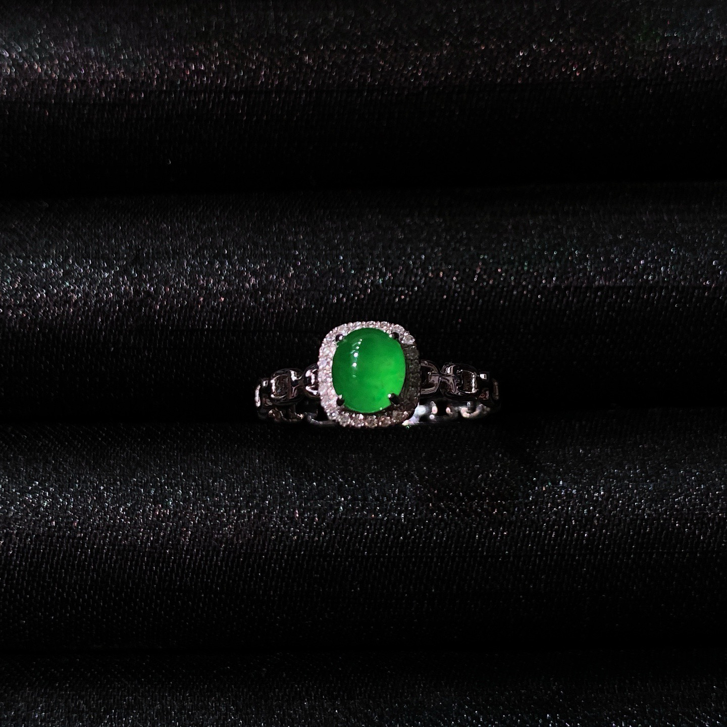 冰阳绿蛋面戒指
色泽浓郁鲜亮，圆润饱满
18k金镶嵌，简镶真的很耐看～