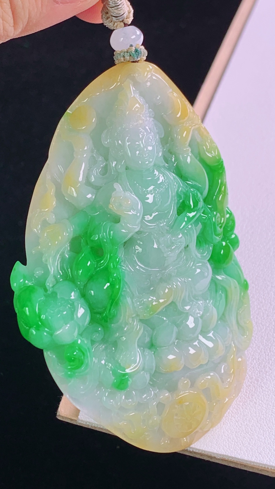 三彩千手观音
色彩丰富，雕工精湛，
尺寸:90.7-83.1-56.7-17.2mm 9