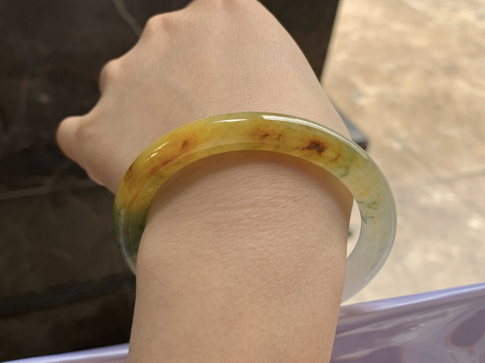 53-10

黄翡圆条手镯^_^鲜艳